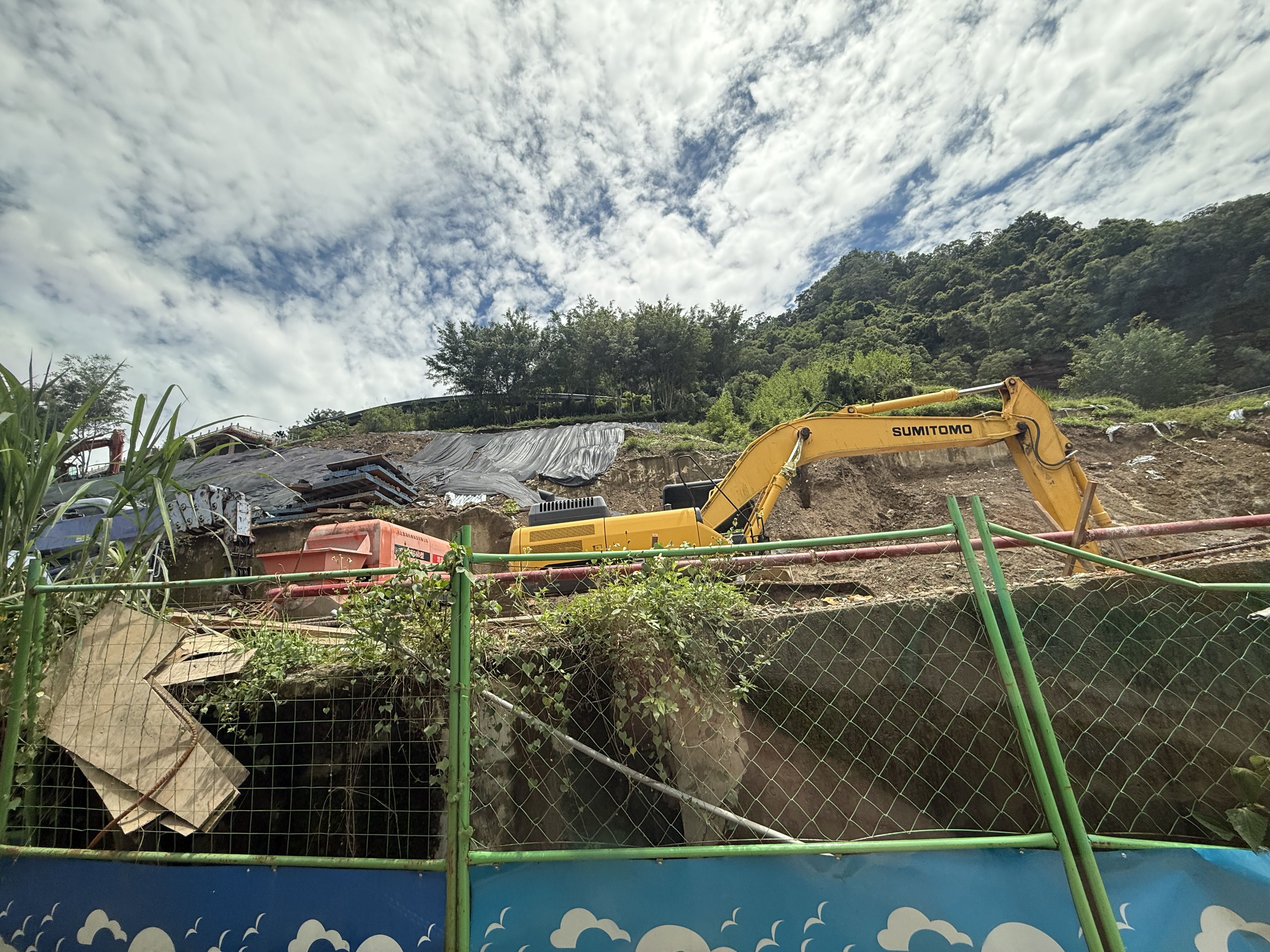 農民控訴擋土牆也被掏空。