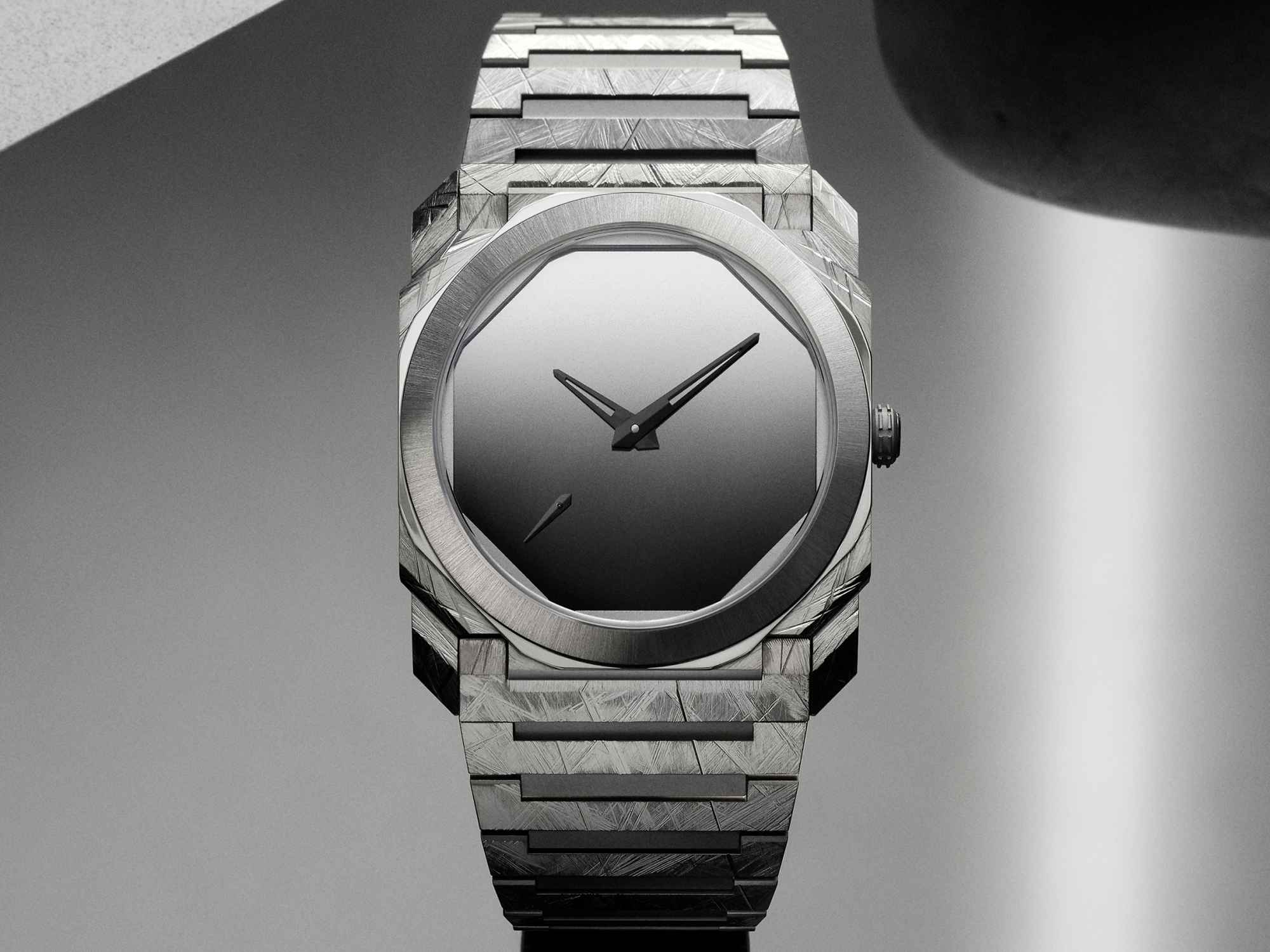 寶格麗與旅日韓裔藝術家李禹煥跨界合作，發表 Octo Finissimo Lee Ufan 限量錶。定價約NT$648,000，限量150只。