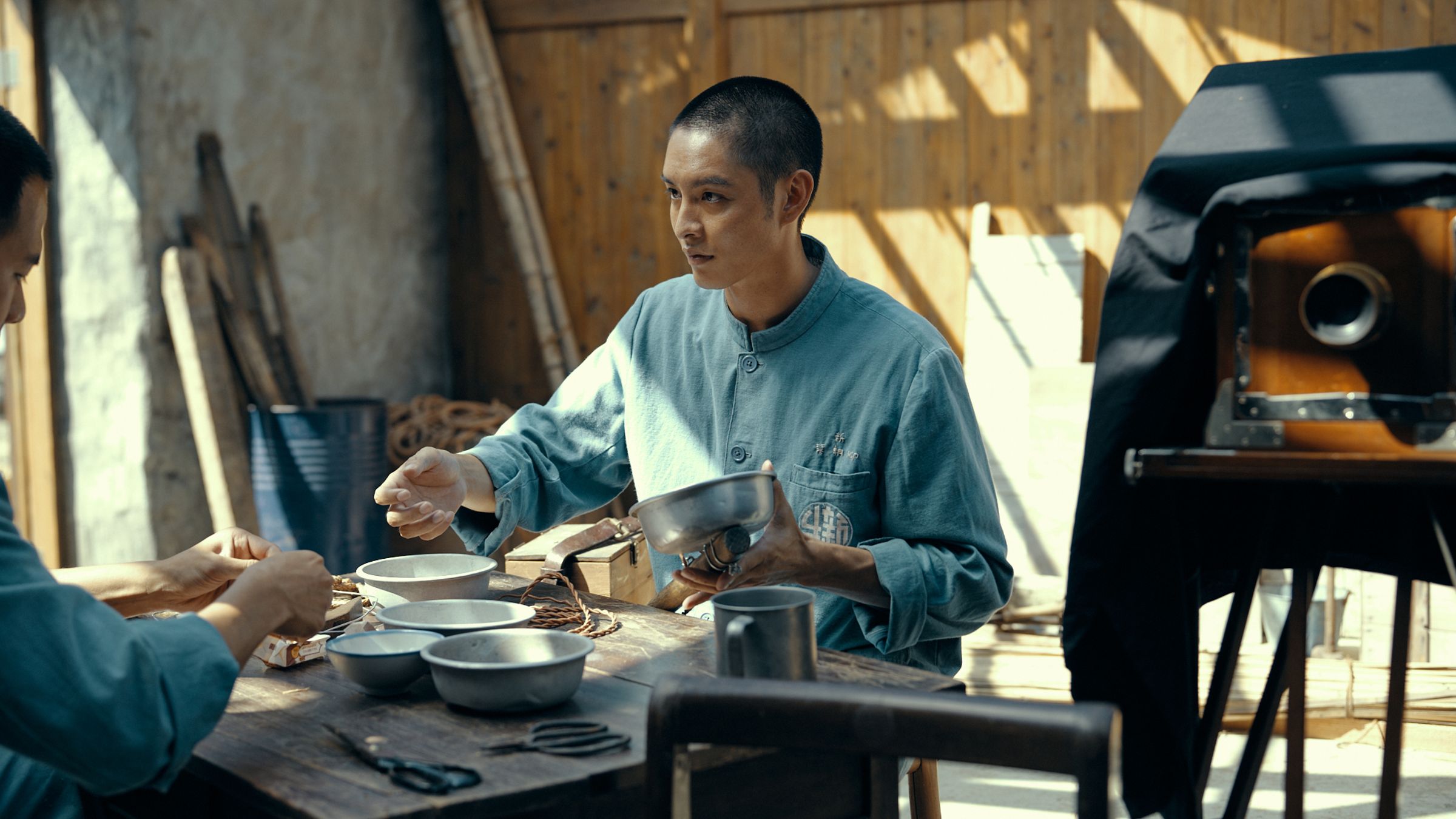 《星空下的黑潮島嶼》曹佑寧在影集中飾演業餘攝影師，戲外被公認是「最帥光頭」。（Hami Video提供）