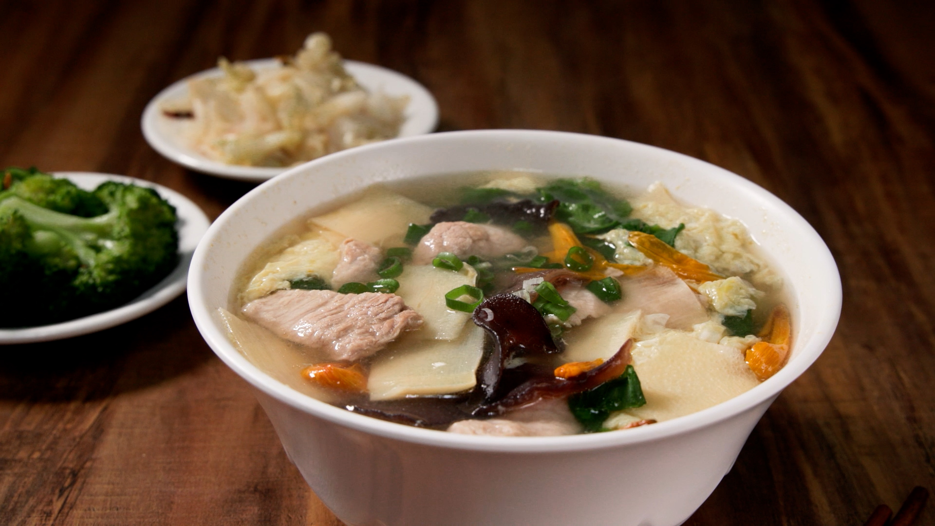劉媽媽的「大滷麵」走清爽路線，少了勾芡讓食材與湯頭的風味更清爽。