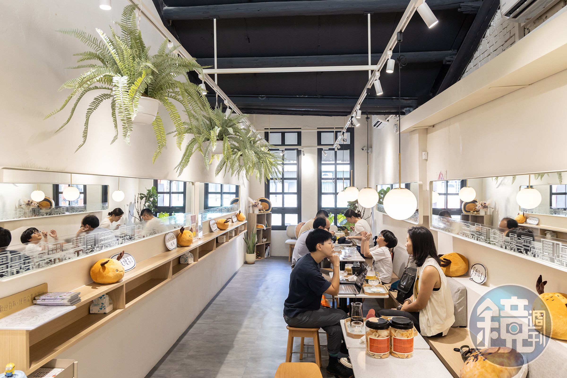 鹿港店位於由老屋改造的店舖內,很適合在老街逛累了,走進來點杯咖啡或茶飲,搭配蛋黃酥。
