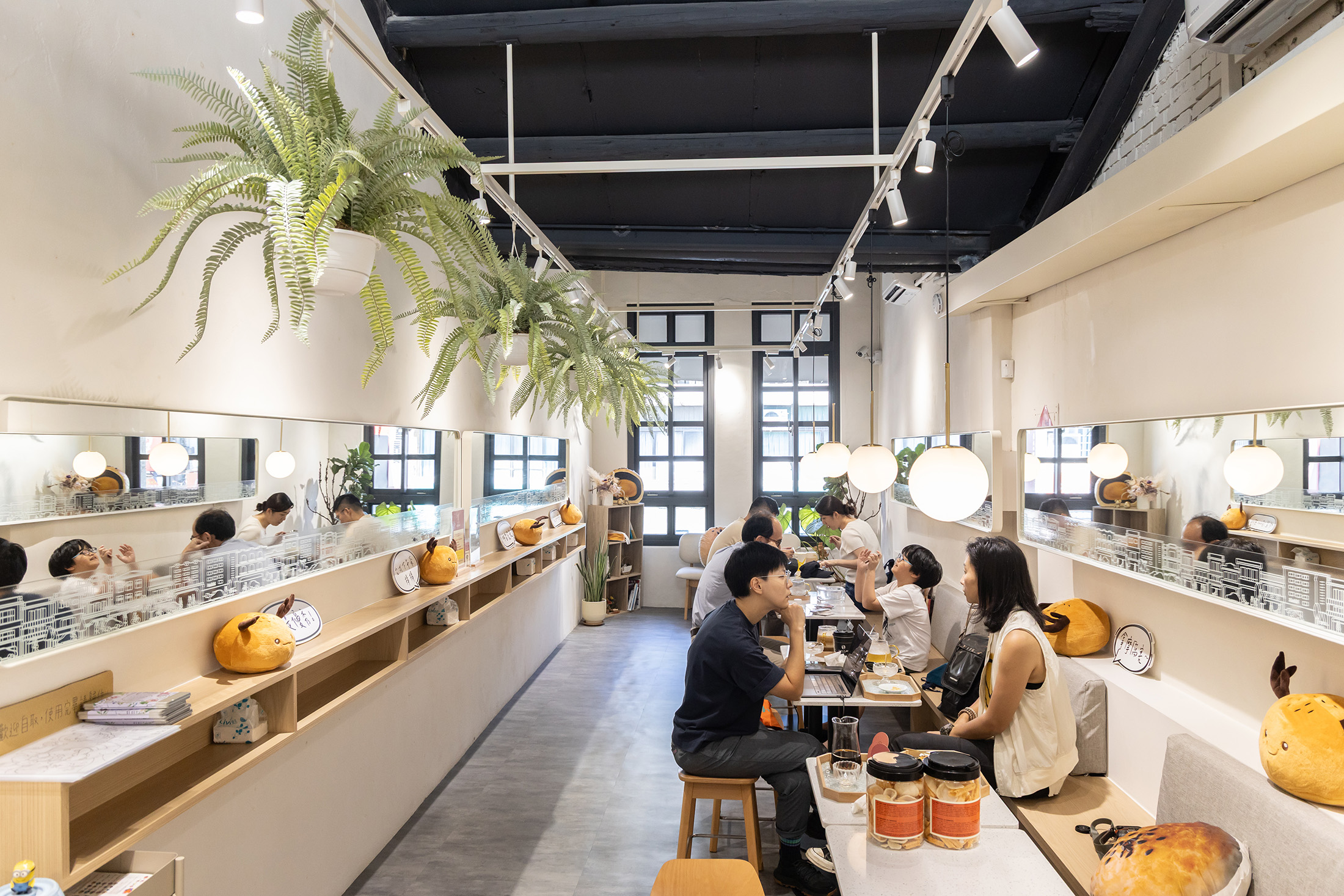 鹿港店位於由老屋改造的店舖內，很適合在老街逛累了，走進來點杯咖啡或茶飲，搭配蛋黃酥。