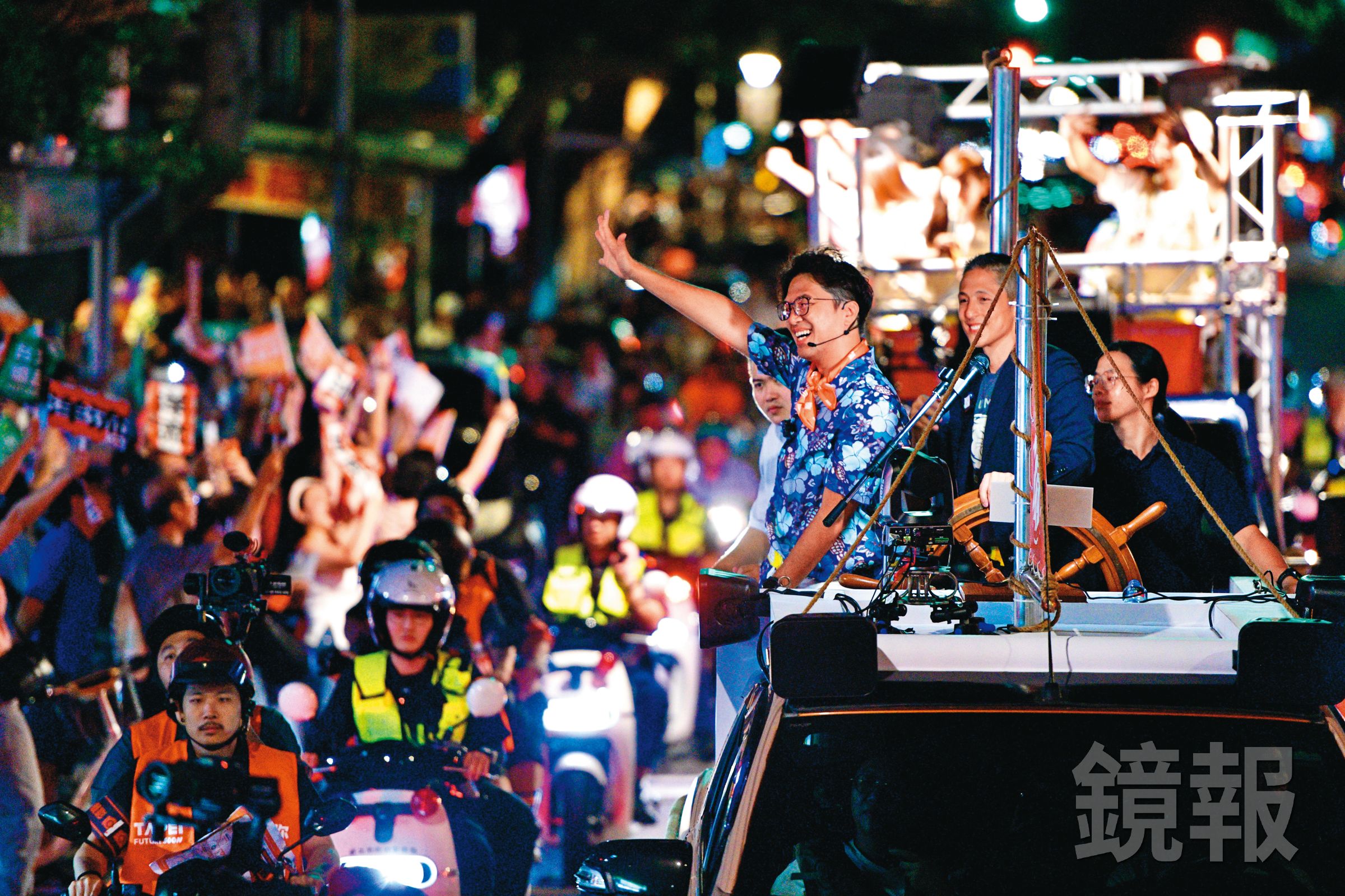 沈伯洋月中在藍營傳統優勢區松信區車掃,支持者夾道歡迎,大秀洋流威力。(鏡報李智為)