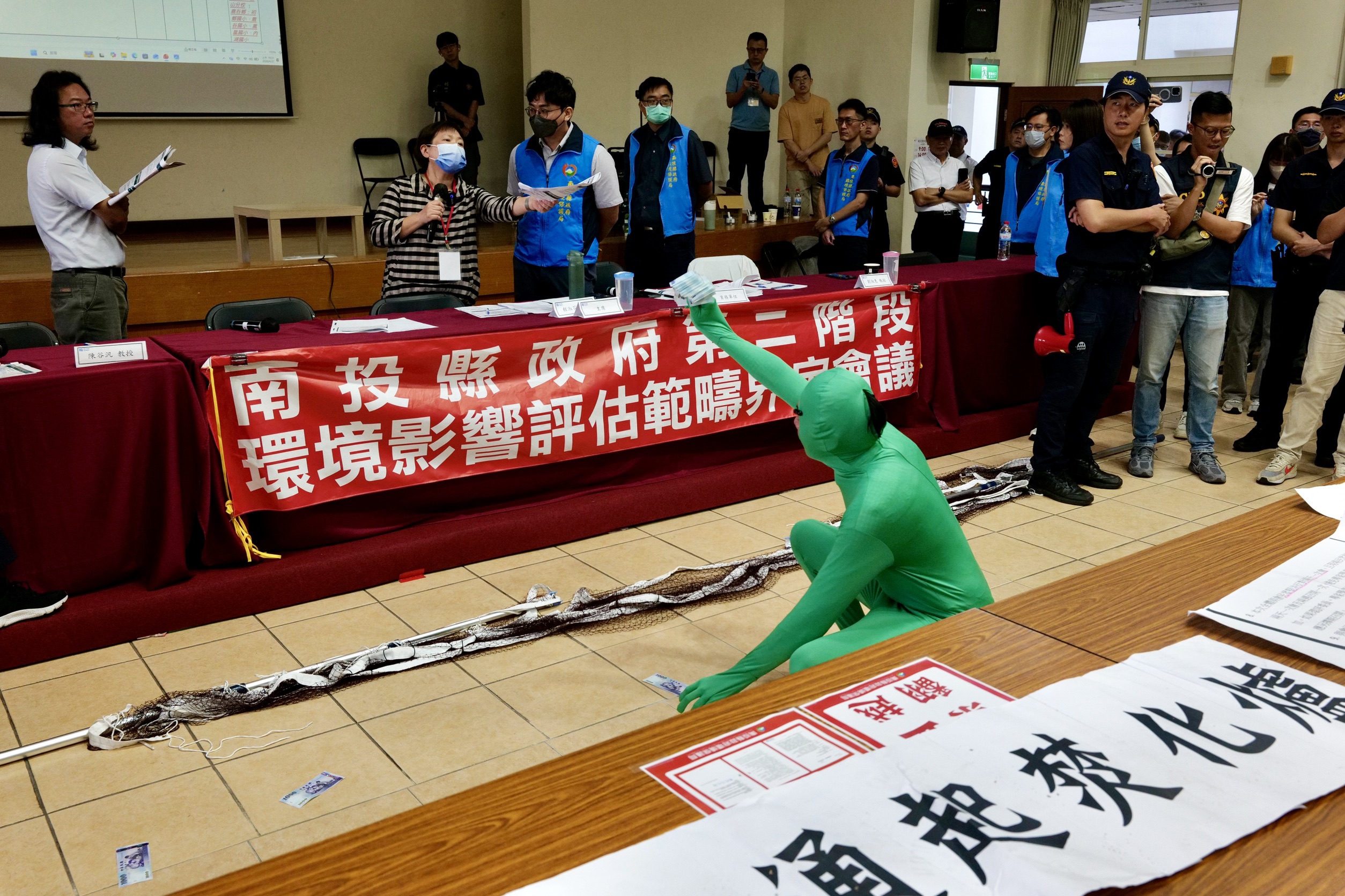 常行深說,南投縣府決定興建焚化爐,顯然是出於利益考量,「既然他們要錢,我就給他們錢啊。」