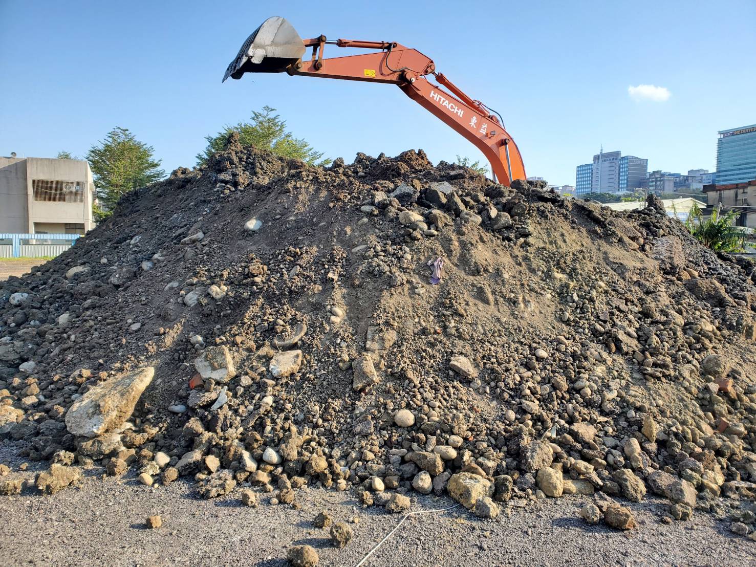 柯營秀出農地現場開挖照片駁斥綠營質疑,指土層確定沒有「有毒汙染廢棄物,或其餘事業廢棄物」。(民眾黨提供)