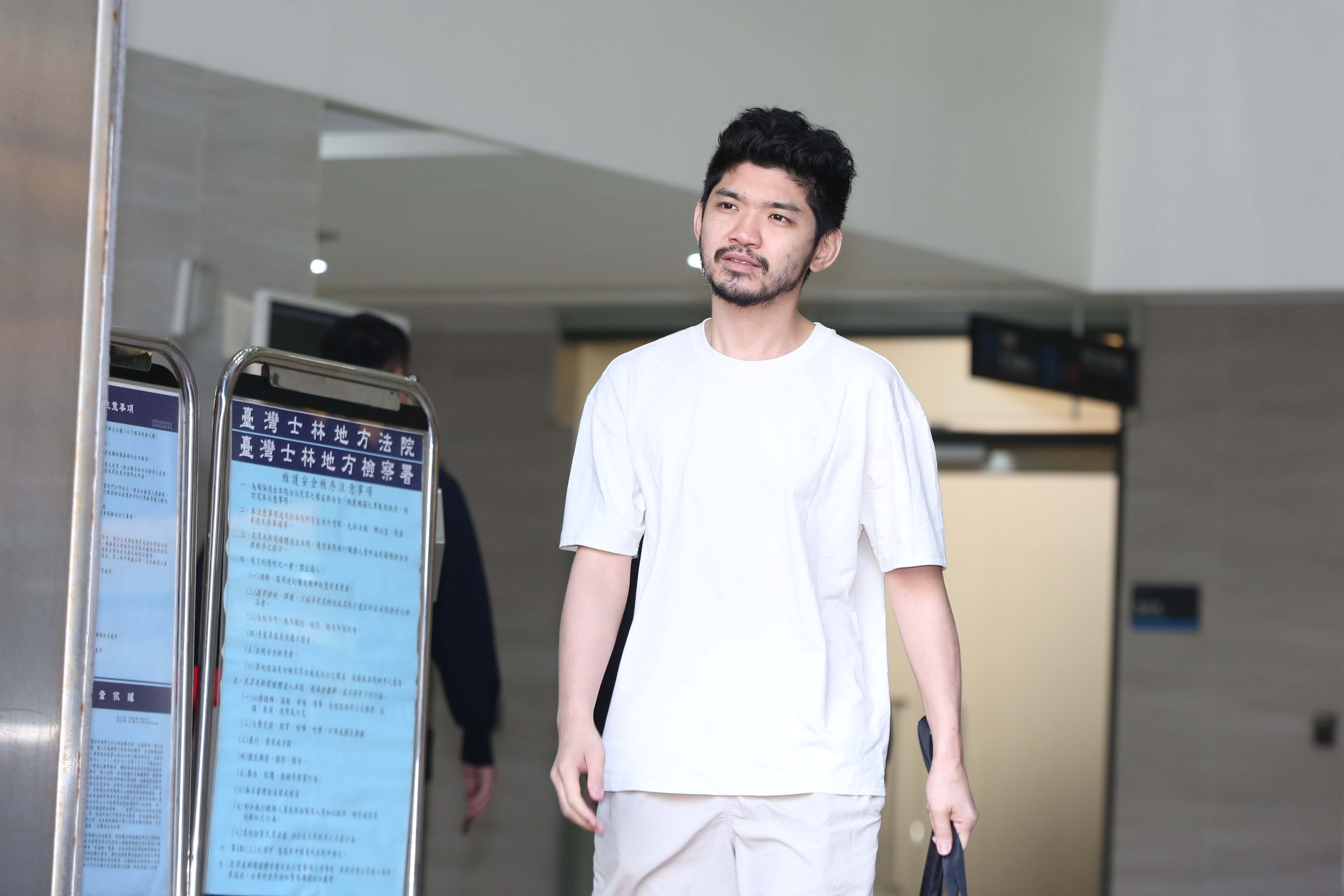 晚安小雞今訊後離開士林地檢署。(鏡報姜永年)