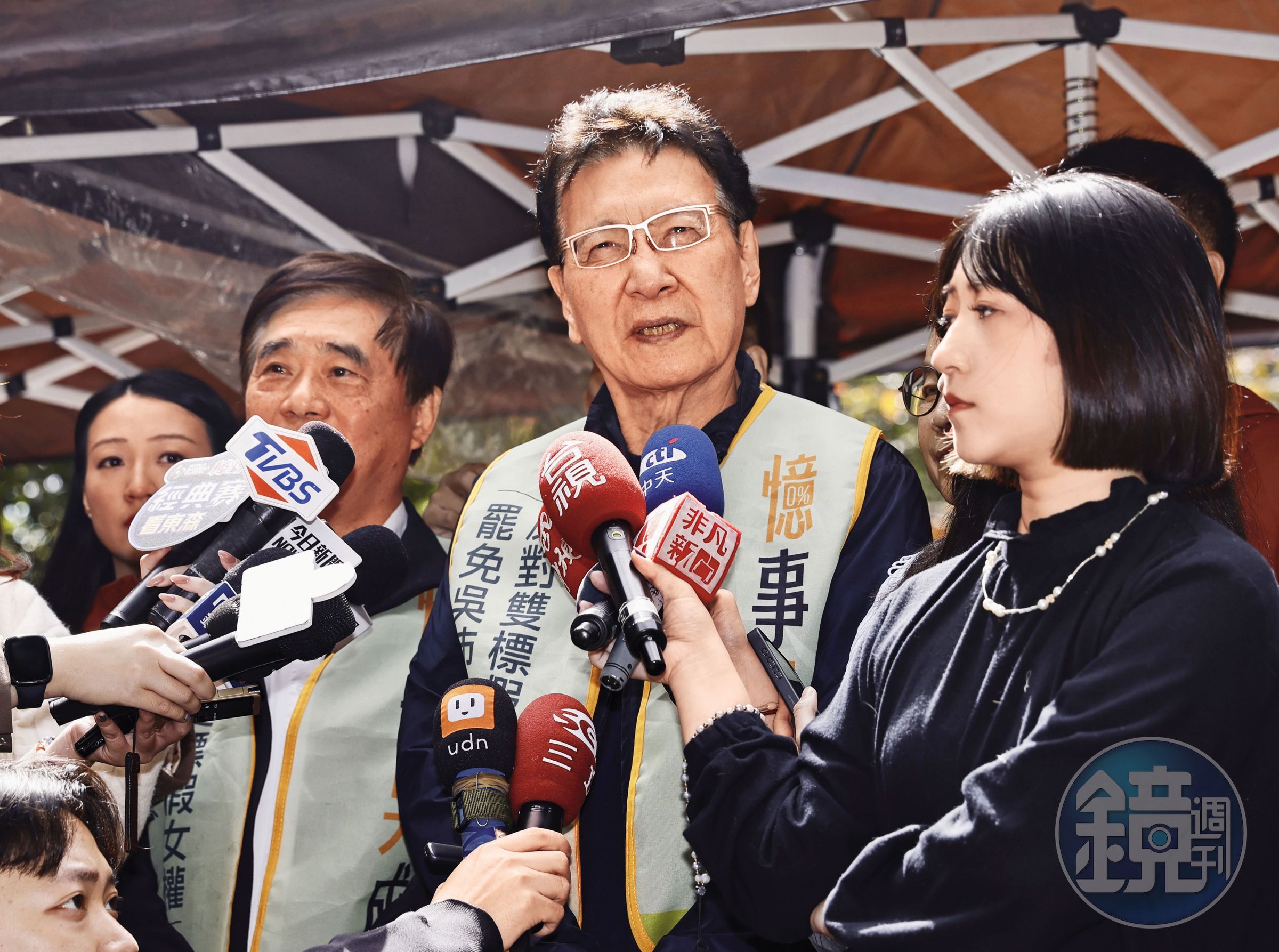 不滿黨中央無力反制罷免案，戰鬥藍發起人趙少康（中）4日親自上街替罷團衝連署書。