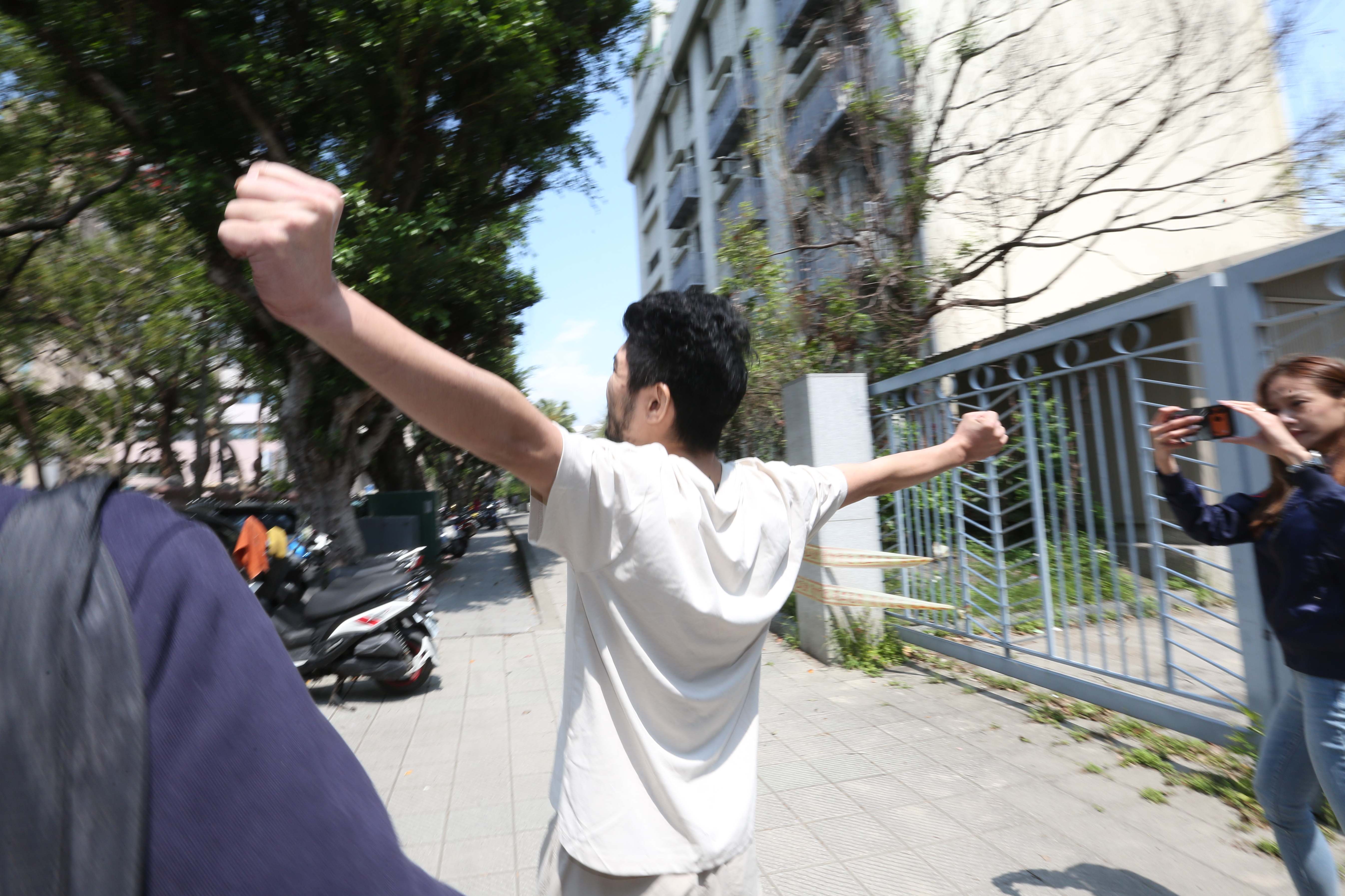 晚安小雞獲釋離開地檢署,重回自由的他直呼台灣真好。(鏡報姜永年)