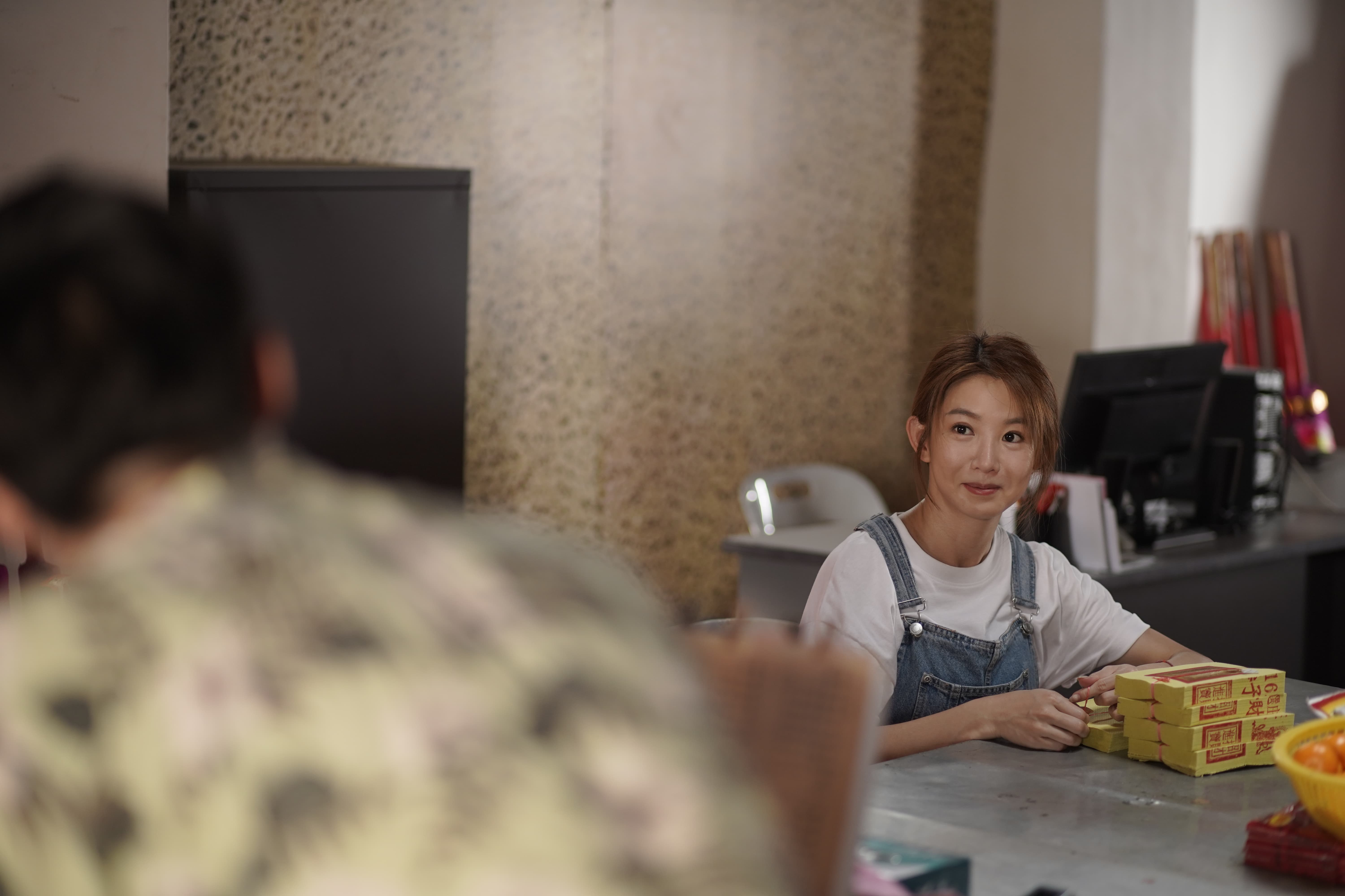 郭書瑤參演馬來西亞女導演執導的靈異驚悚片《流氓驅魔師》，吃了不少檳城美食。（威視提供）