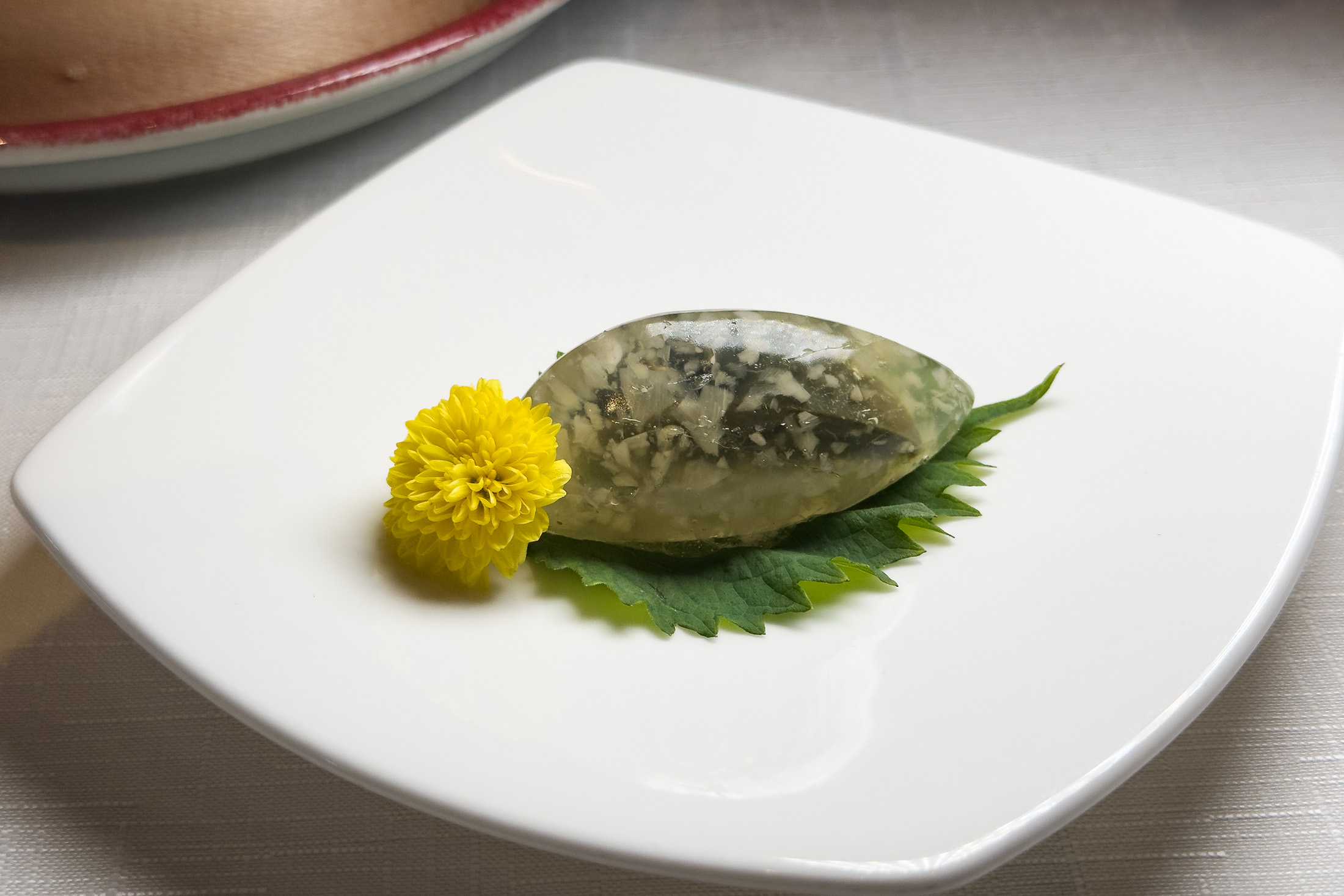 改良自傳統廣東開胃菜的「水晶皮蛋子薑」，一口就能吃進皮蛋、薑與醋細膩交融的美味。