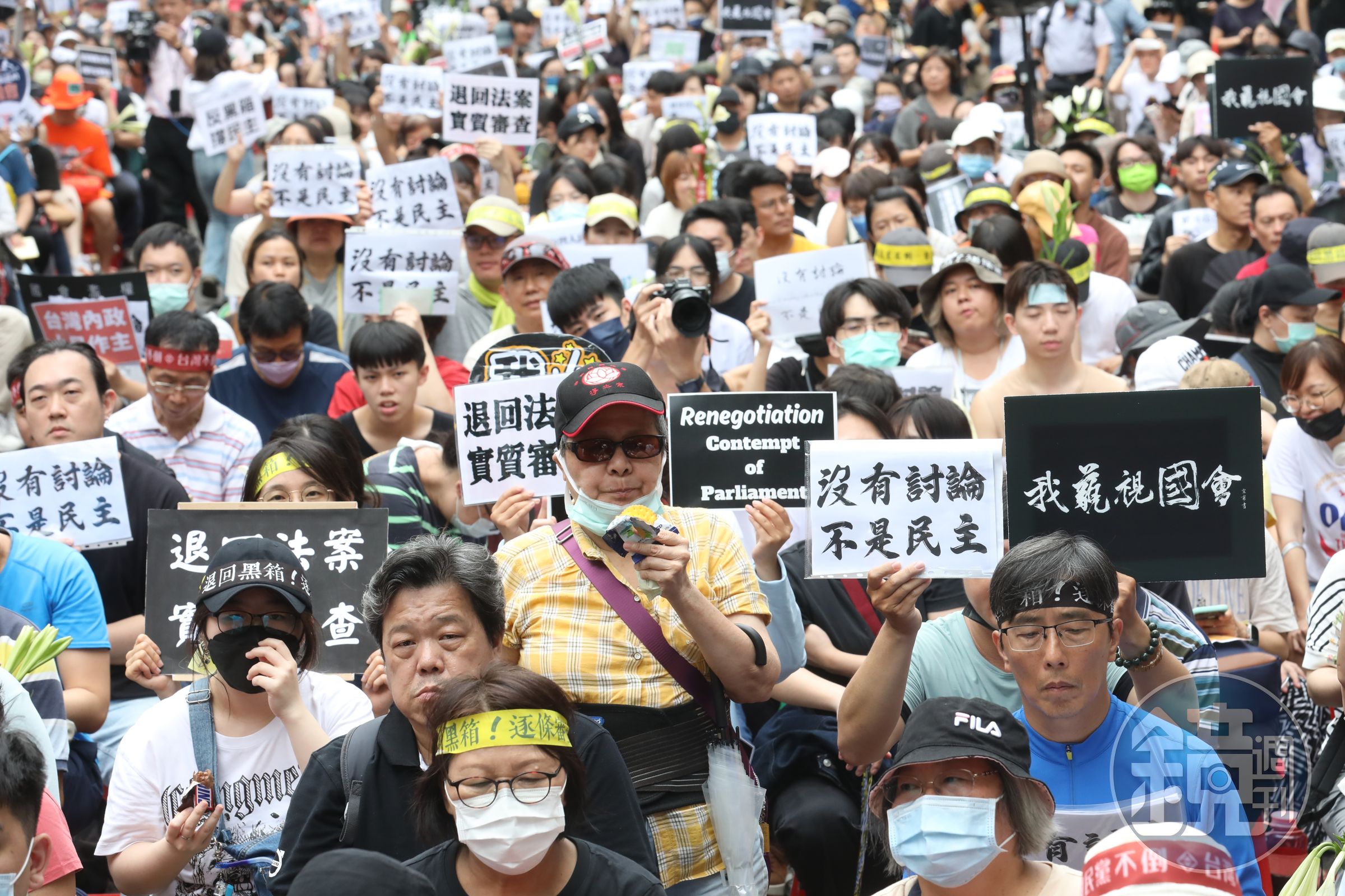 立法院外已聚集上萬名抗議群眾,高喊反對黑箱修法等訴求。