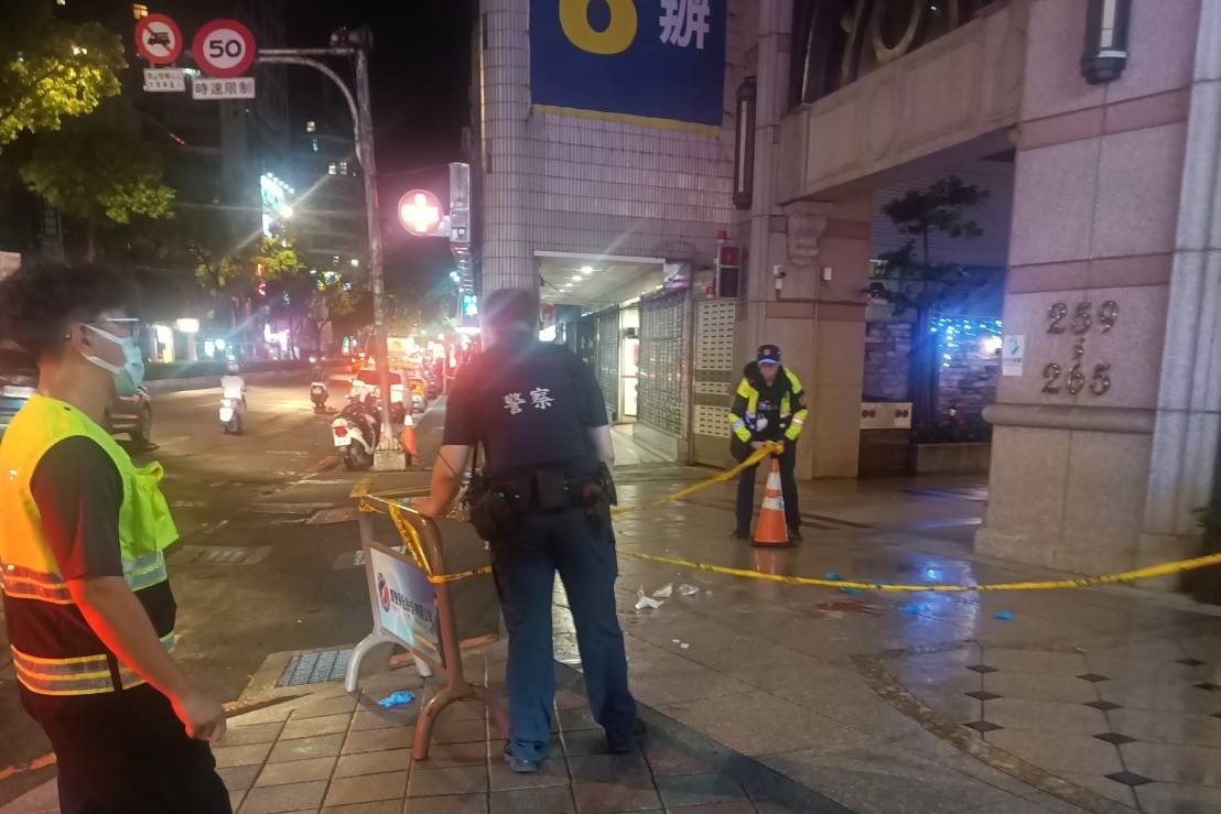 案發現場，警方圍起封鎖線。（翻攝畫面）