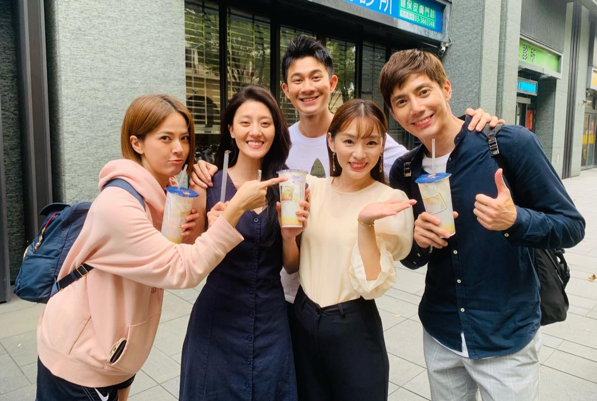 賴芊合《市井豪門》演活反派，戲外和演員打成一片。左起蘇晏霈、顏曉筠、曾子益、賴芊合、王凱。（民視提供）