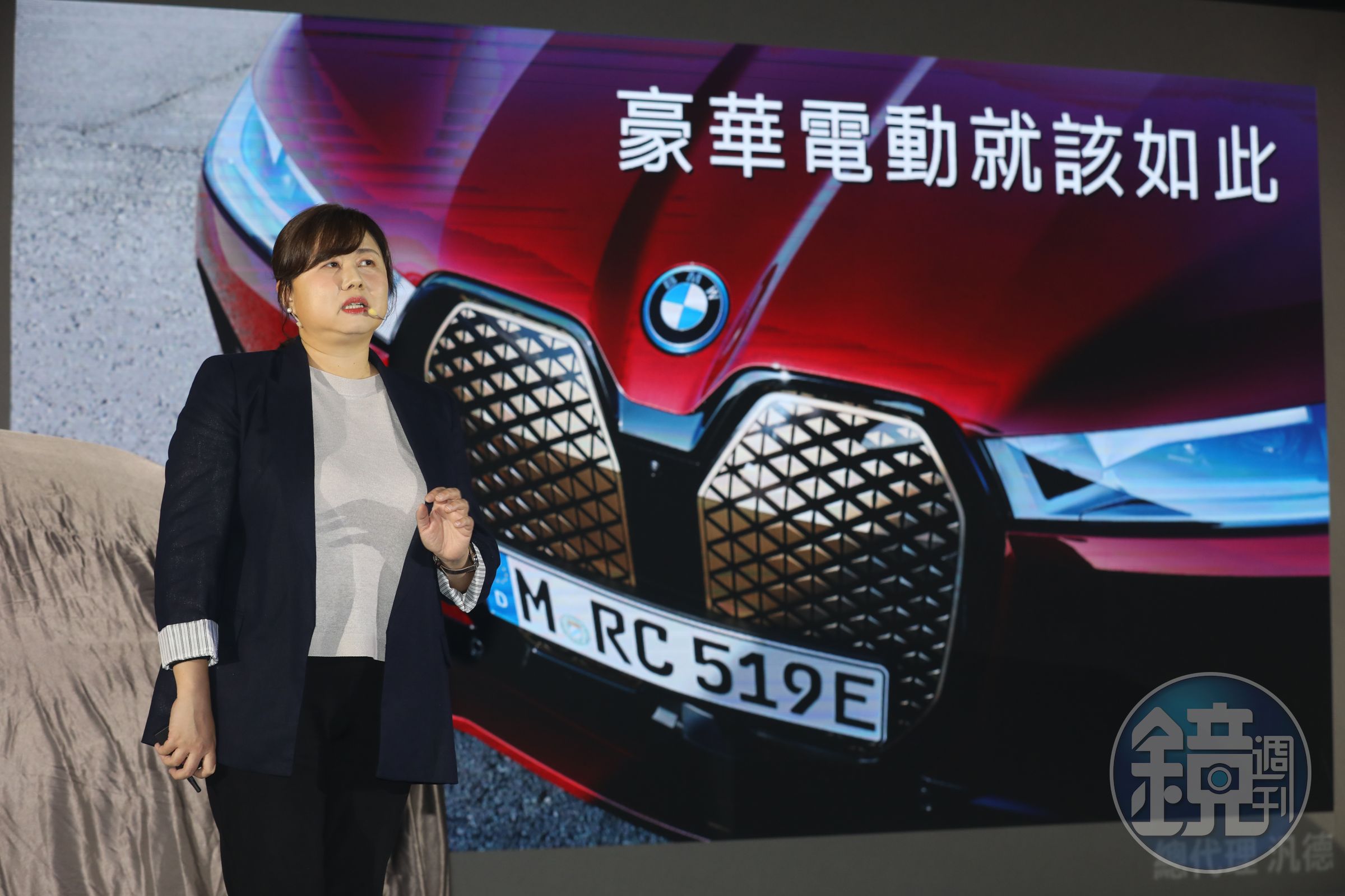 汎德永業今日公布上半年財報繳出好成績。圖為今年6月BMW i5 touring新車發表,圖中為汎德總經理李昀潔。