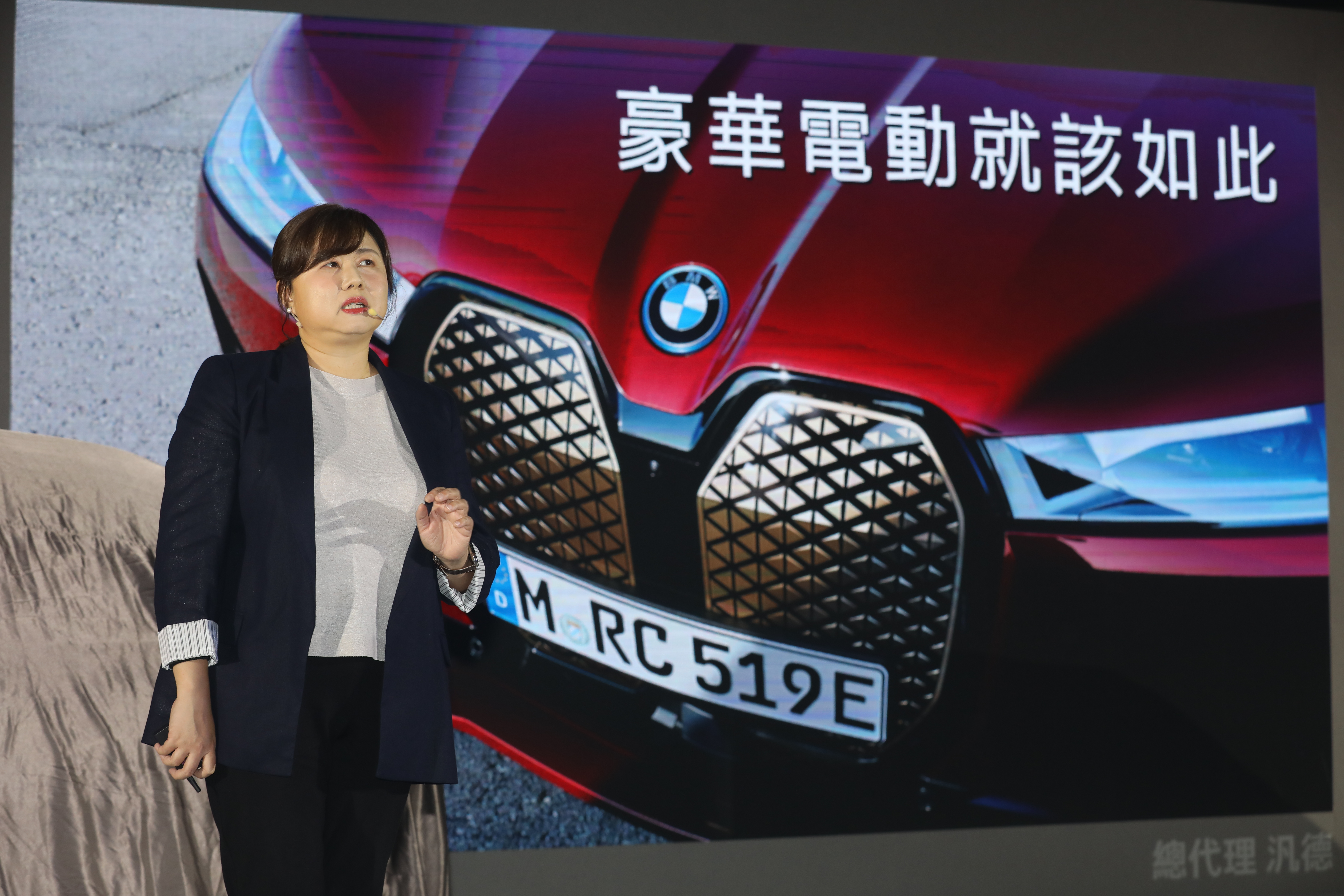 汎德永業今日公布上半年財報繳出好成績。圖為今年6月BMW i5 touring新車發表，圖中為汎德總經理李昀潔。