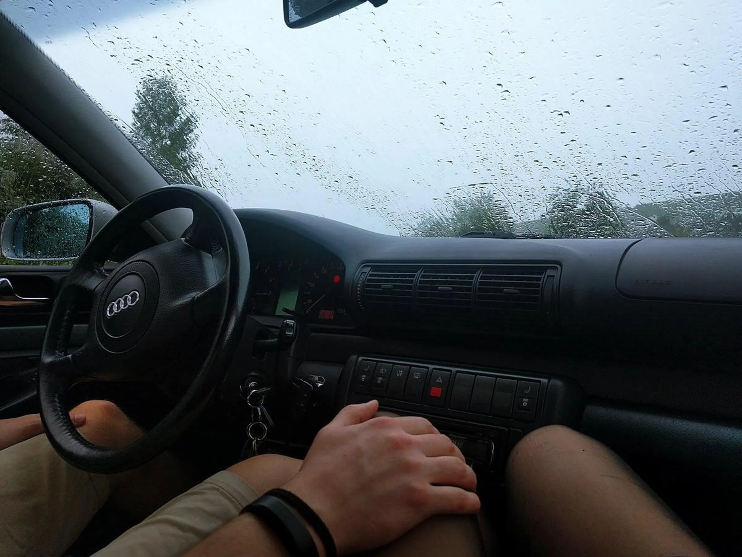 一名人夫開妻子的車載小三去摩鐵開房間偷情，事後小三還囂張傳訊挑釁元配。（示意圖，Pexels）