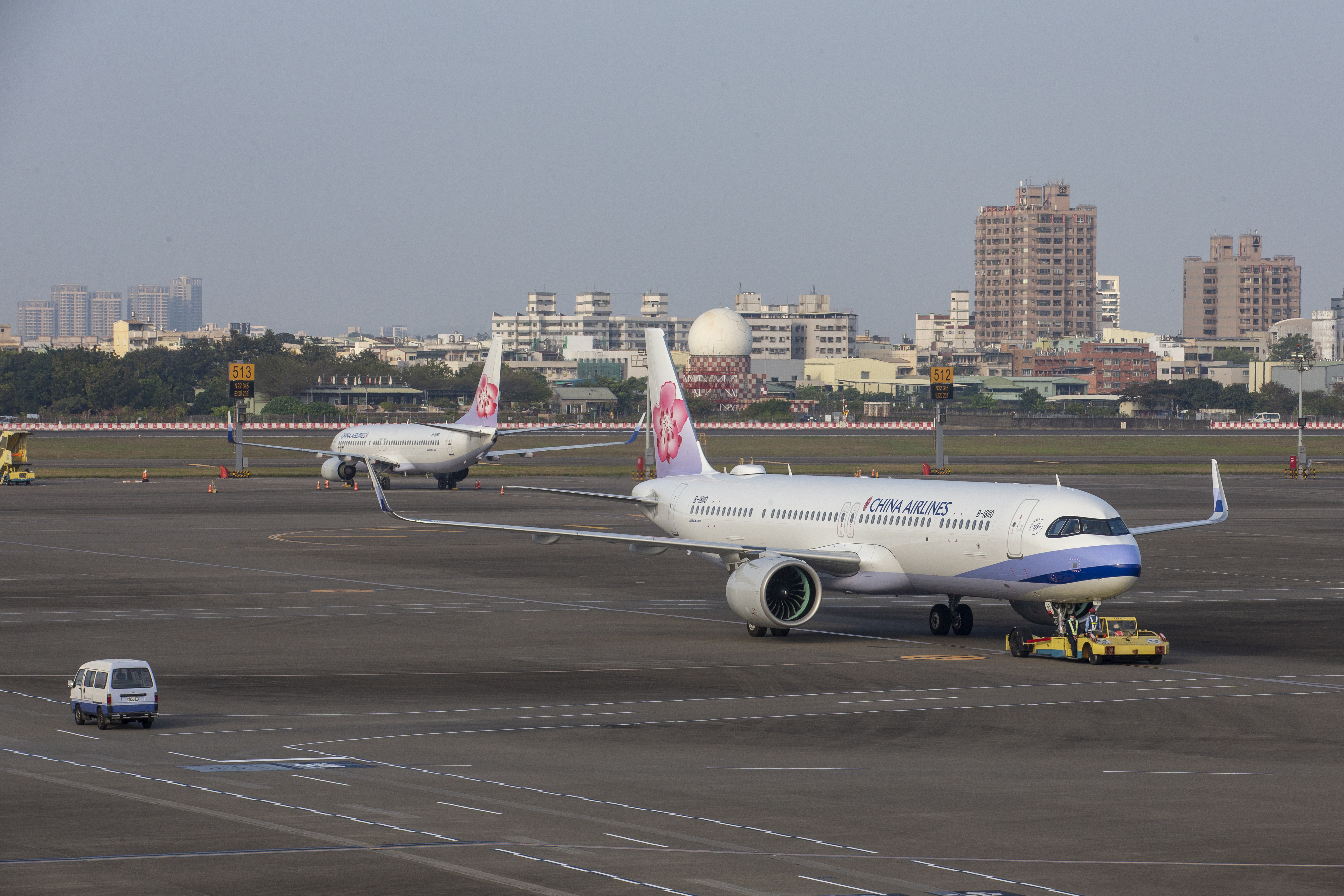今年銀行將刷卡繳稅好康多提供給高資產族，繳稅2000萬能換2張商務艙機票。（本刊資料照）