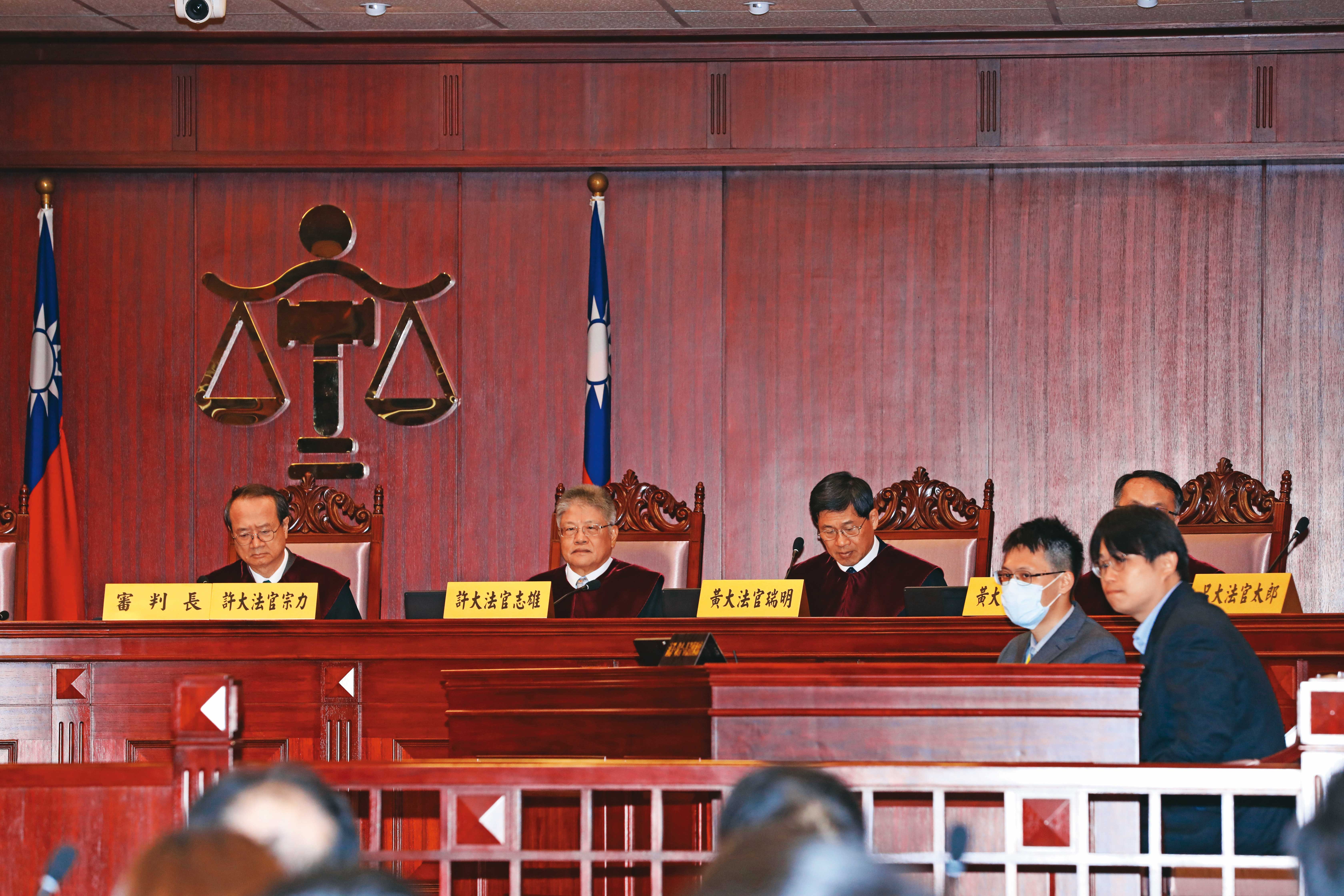 憲法法庭（圖）可審查法律是否違憲，政院或立委若認為國會職權法及錢坑法違憲，可在新法公布實施後向憲法法庭聲請釋憲。