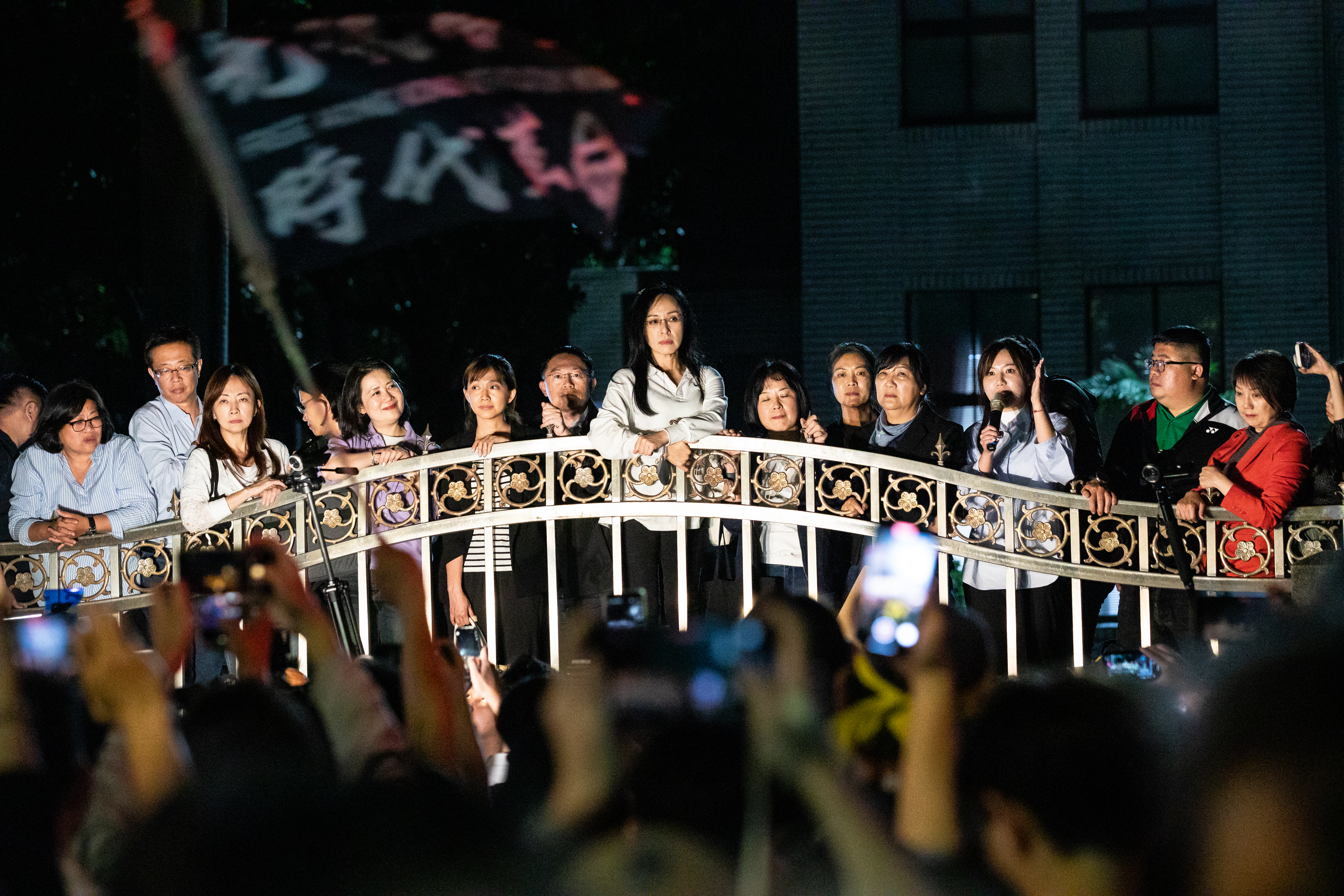 國會改革法案引發一連串抗議行動,綠委們也數度到場外聲援青鳥行動。