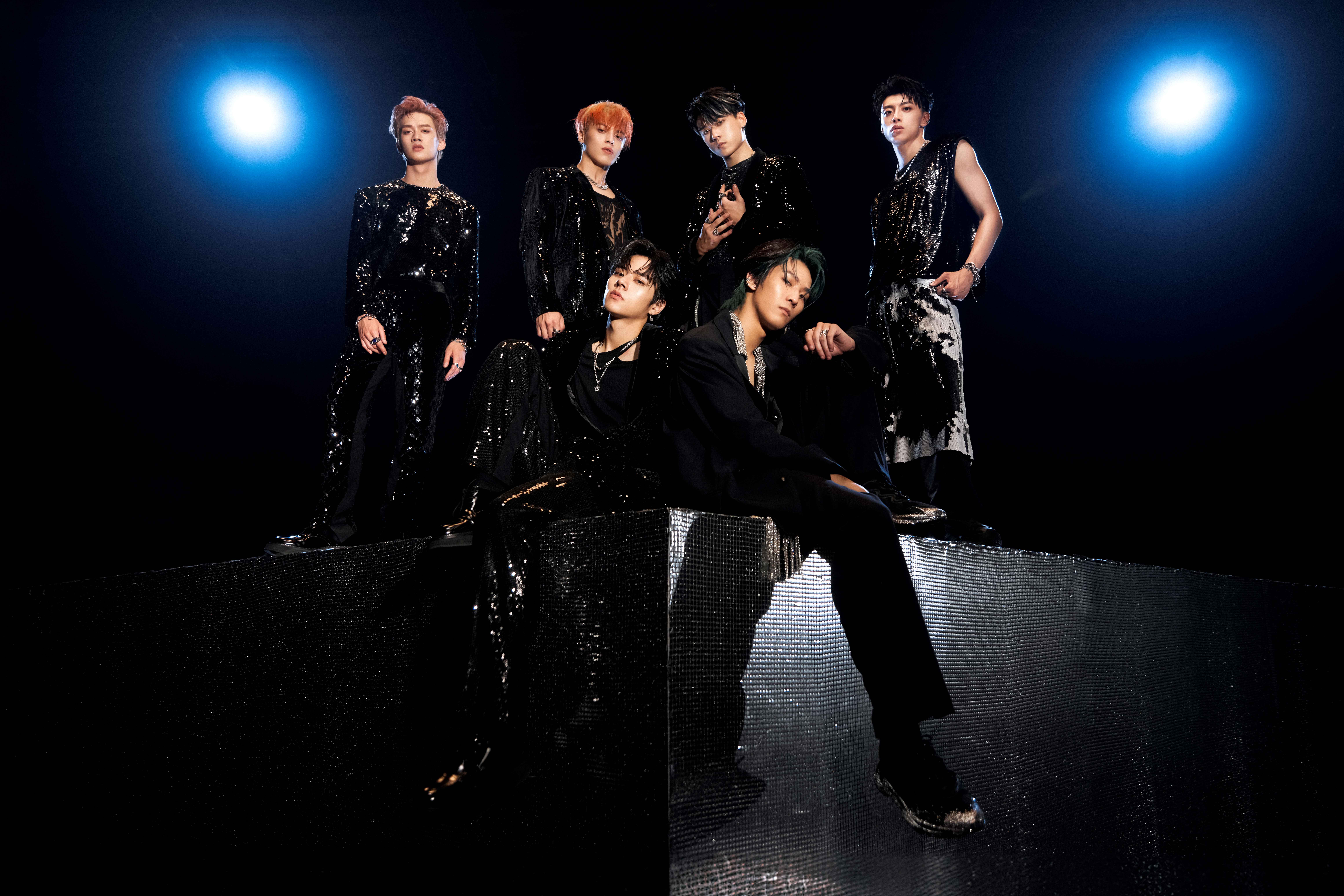 Ozone在〈World Top〉MV中登上被稱為「王者Zone」的巨型王冠舞台和高達三公尺的World Top銀鑽舞台。(索尼音樂提供)