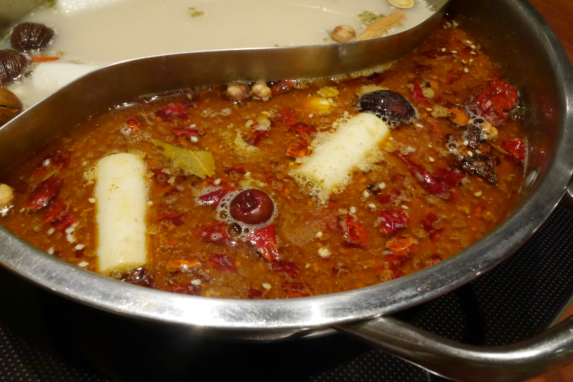 中國一名年輕女子吃麻辣鍋後，因喉嚨劇痛緊急就醫，沒想到竟猝死。（示意圖，photoAC）