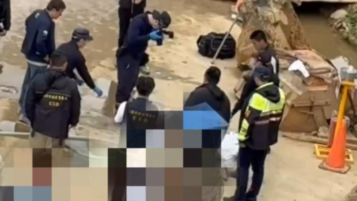 桃園鐵路地下化工程土方暫置場,今早發現一名男子倒臥泥漿中,警方已封鎖現場調查。(翻攝畫面)