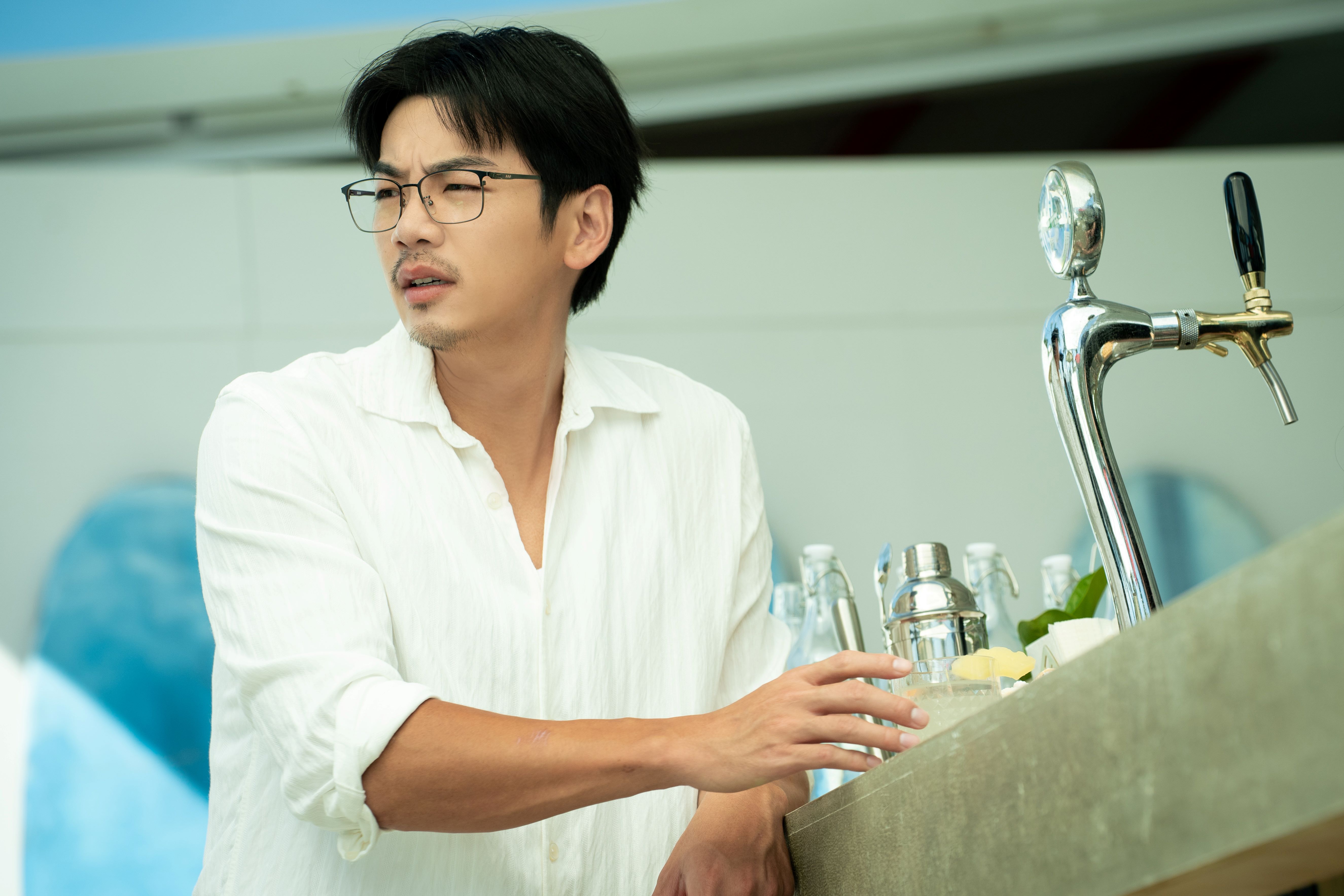 禾浩辰在港片《謊島美人魚》飾演不得志編劇，在海島遇見美魔女民宿老闆娘，2人愈走愈近。（華映提供）