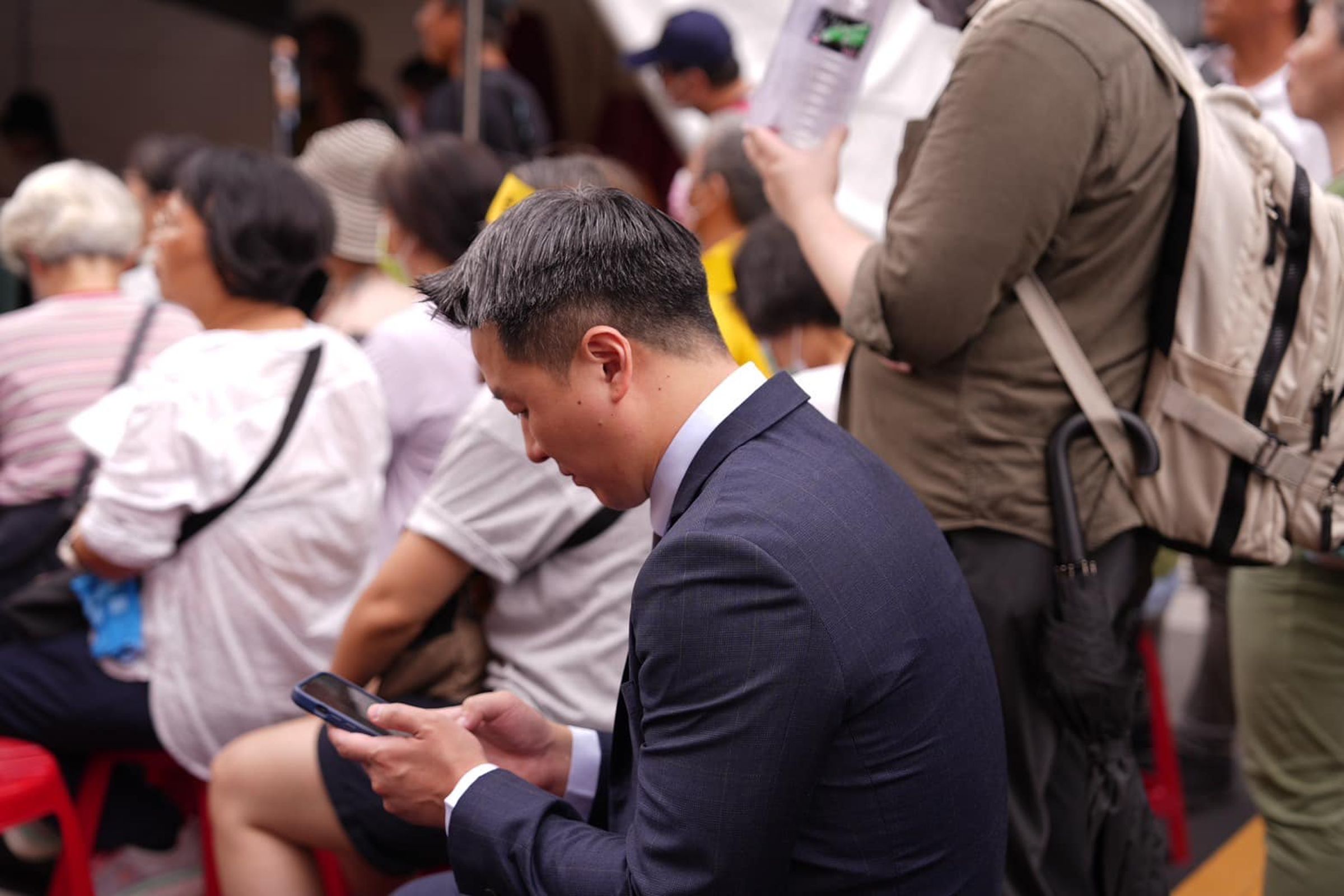 政論節目主持人李正皓趁錄影前空檔特地到立院外聲援。(翻攝自李正皓臉書)
