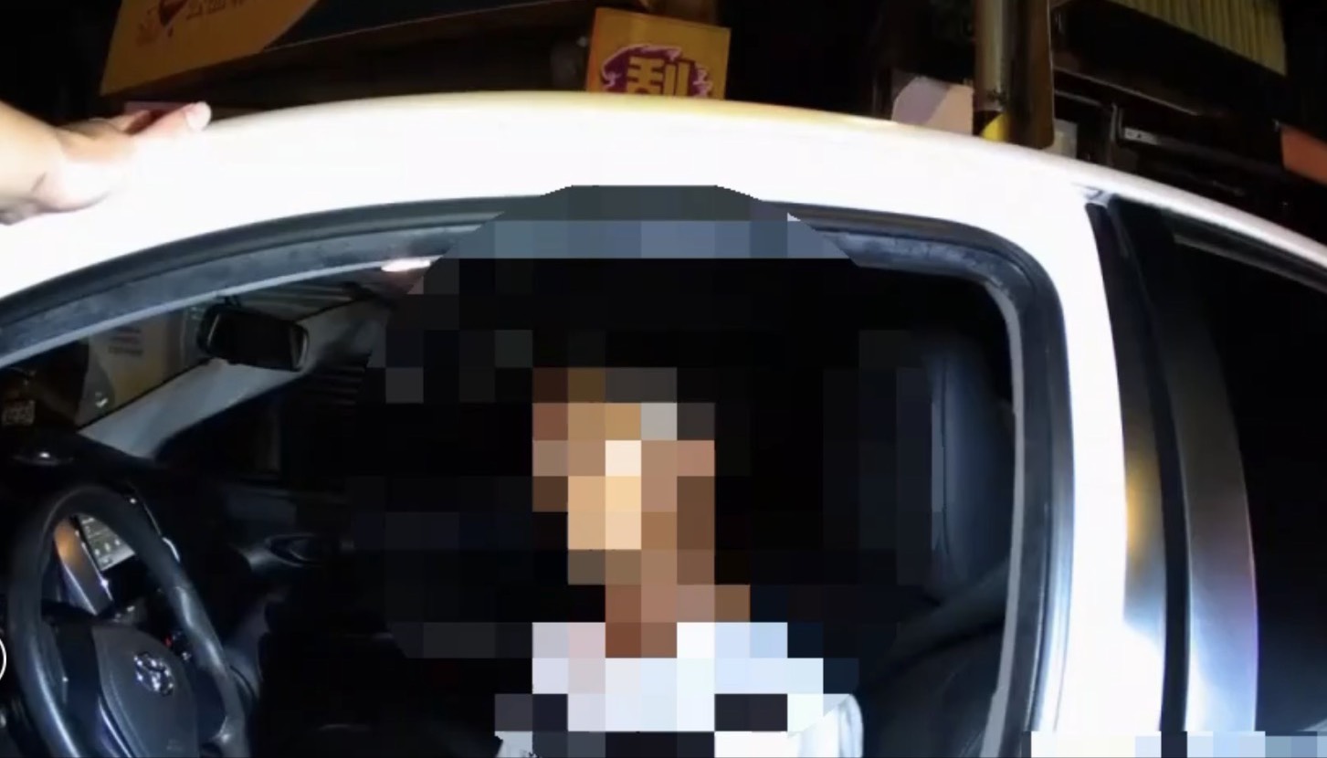 鐘姓男子今凌晨3時許將轎車違規停放在新北市板橋區三民路行人穿越道,遇警盤查一臉緊張。