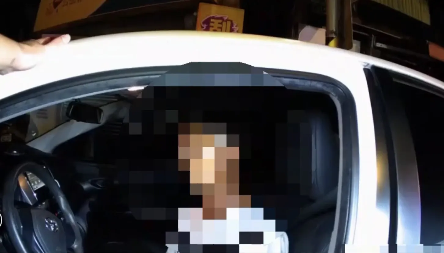鐘姓男子今凌晨3時許將轎車違規停放在新北市板橋區三民路行人穿越道，遇警盤查一臉緊張。