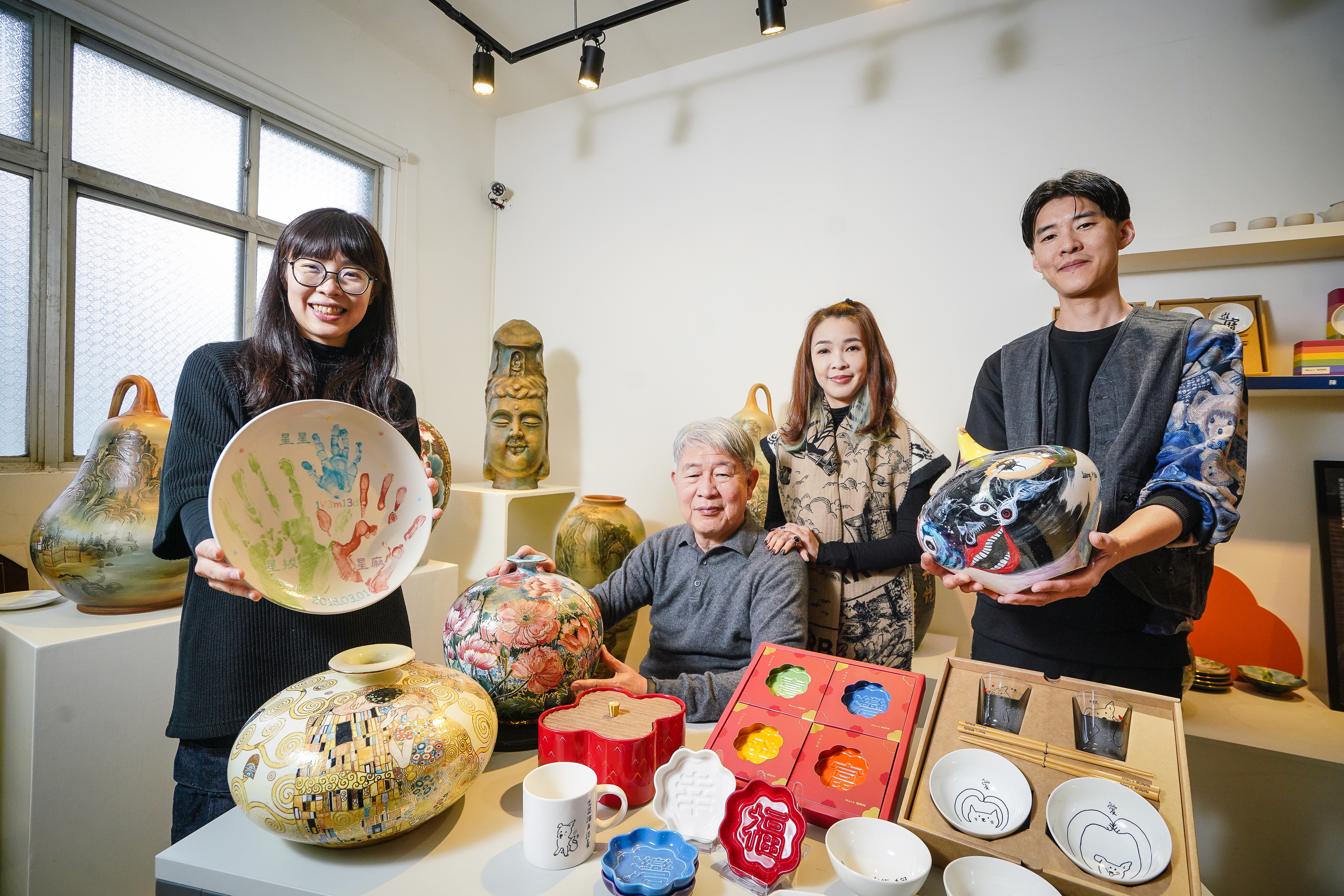 早期毛昌輝（左2）獨創油畫釉，製作大型花瓶、擺設等藝術品，女兒毛潔軒（右2）、毛選媛（左1）與兒子毛亮軒（右1）為讓陶器更親民，轉型推出花型醬油顯影碟等生活陶器。