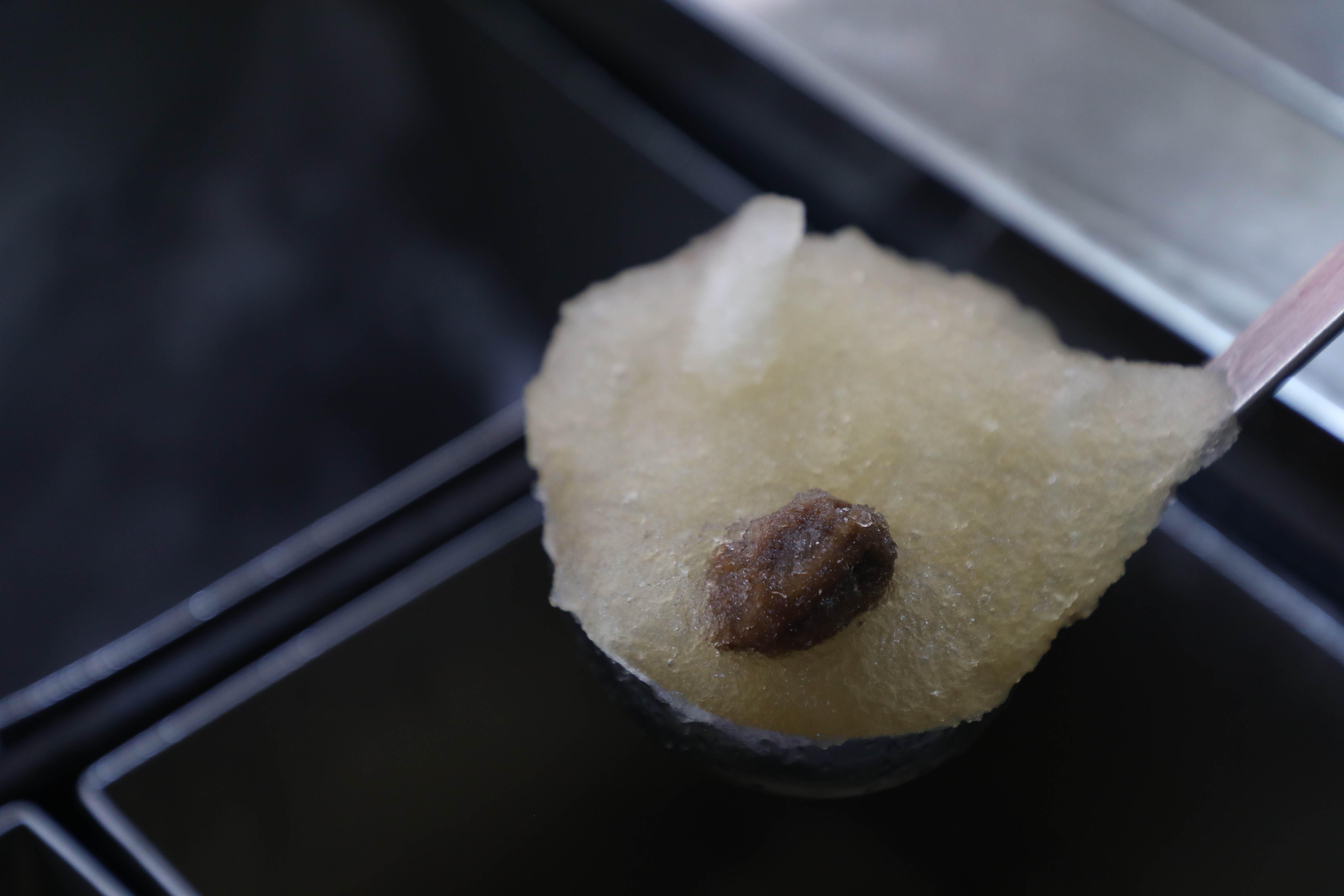 堅持手工製作的酸梅，造就這一口純粹的老味道。