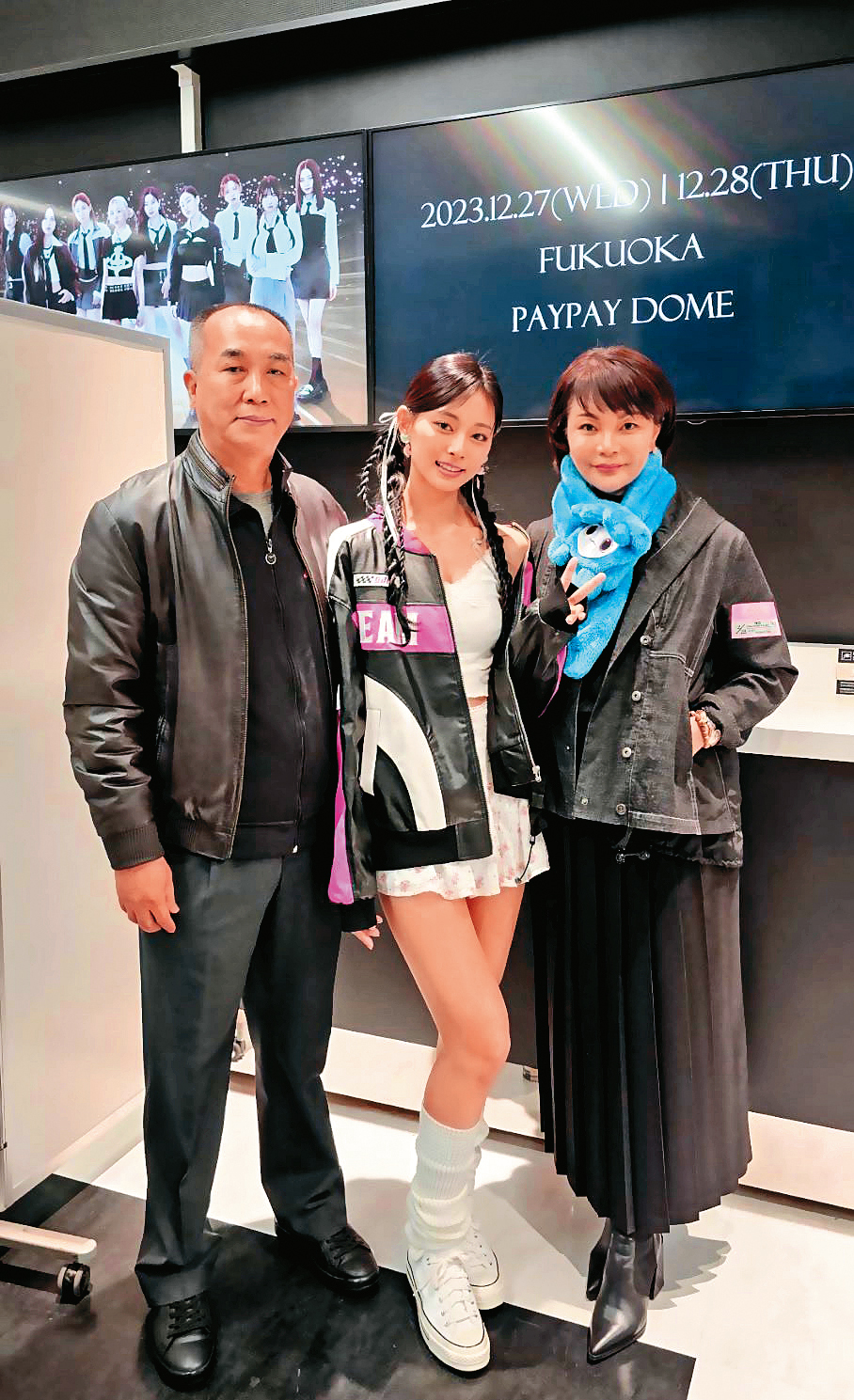 周子瑜與爸媽感情親密,隨著她將返台開唱,傳出媽媽黃燕玲(右)向主辦單位免費要了1千張門票。(翻攝自周子瑜IG)