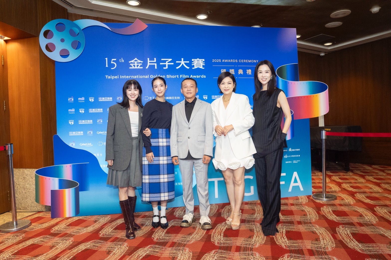 歷屆代言人楊貴媚、李康生、謝盈萱、温貞菱、林予晞全到齊 。(台北市影委會提供)