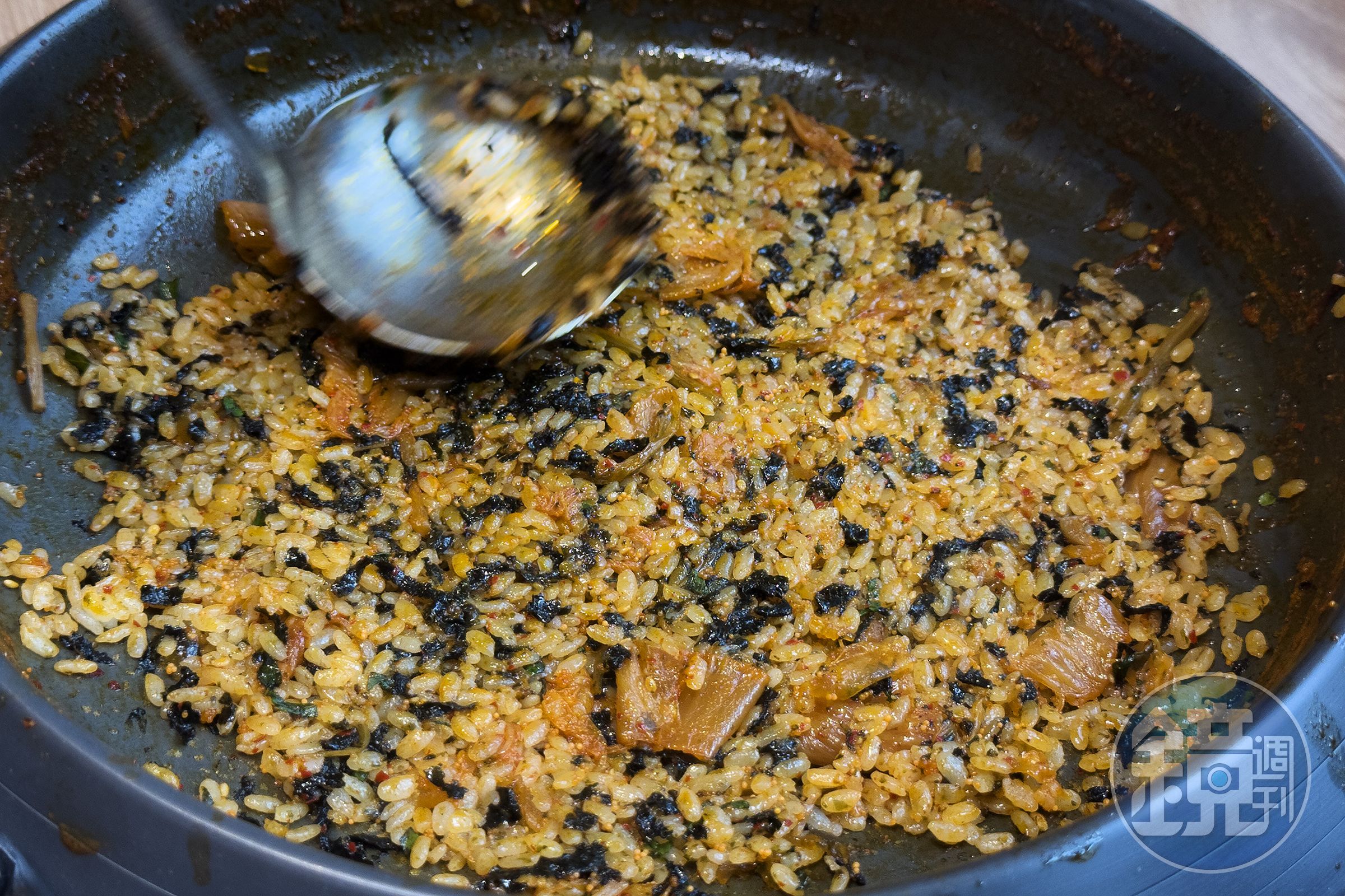 只送不賣的「韓式飛魚卵炒飯」，會將火鍋湯底的精華與白飯、老泡菜、韓式海苔絲與粒粒分明的飛魚卵一起炒香，還吃得到鍋巴的酥脆。
