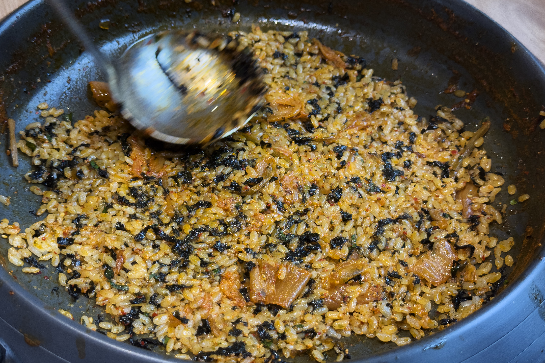 只送不賣的「韓式飛魚卵炒飯」，會將火鍋湯底的精華與白飯、老泡菜、韓式海苔絲與粒粒分明的飛魚卵一起炒香，還吃得到鍋巴的酥脆。