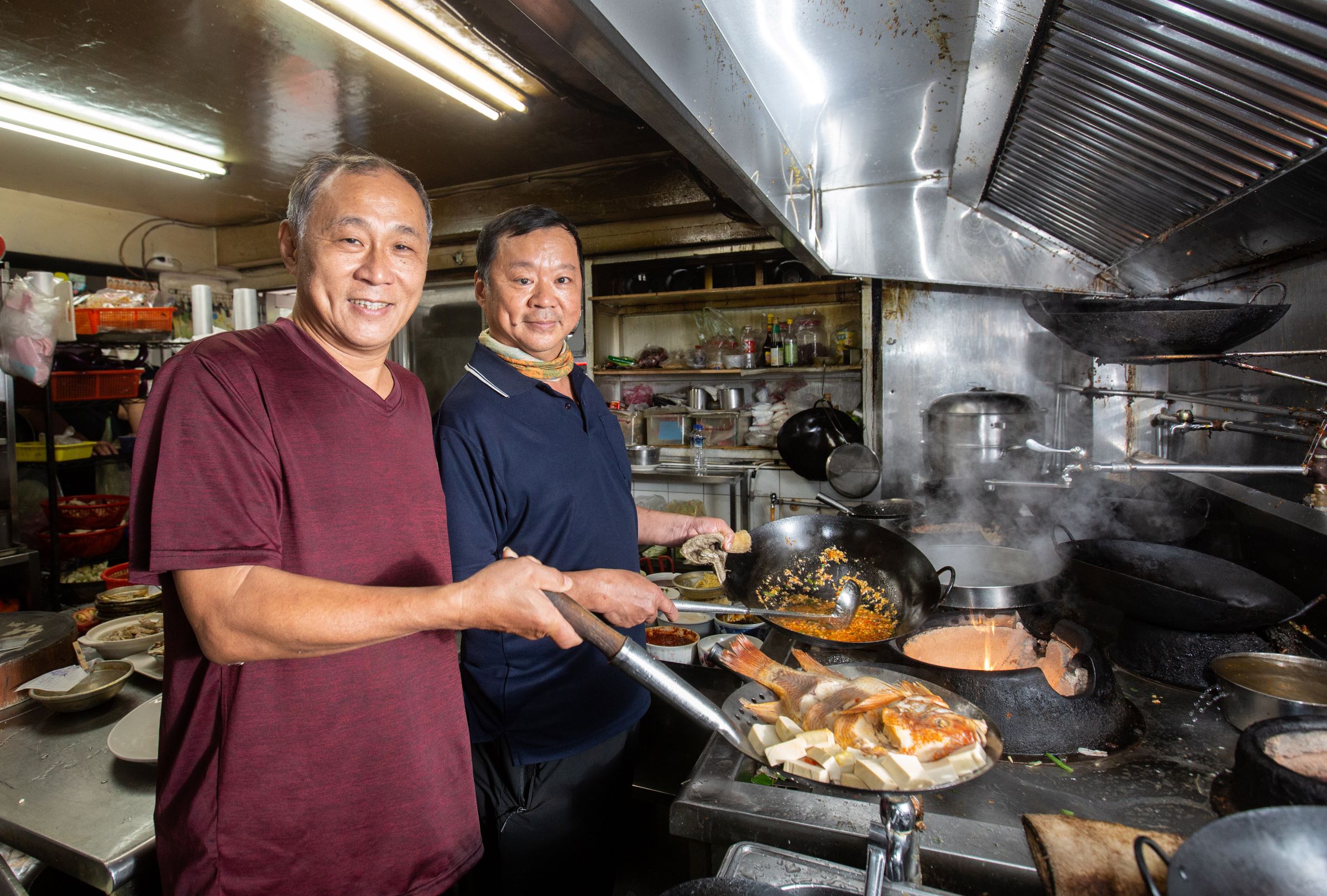 大湖餐館是由王文志（前）、王文風（後）兩兄弟所創，學藝之初，2個人就講好一個學台菜、一個學川菜，再融合成家常下飯菜，最初起為是一間有熱炒小菜的便當店，後擴大轉型成現今的餐館。