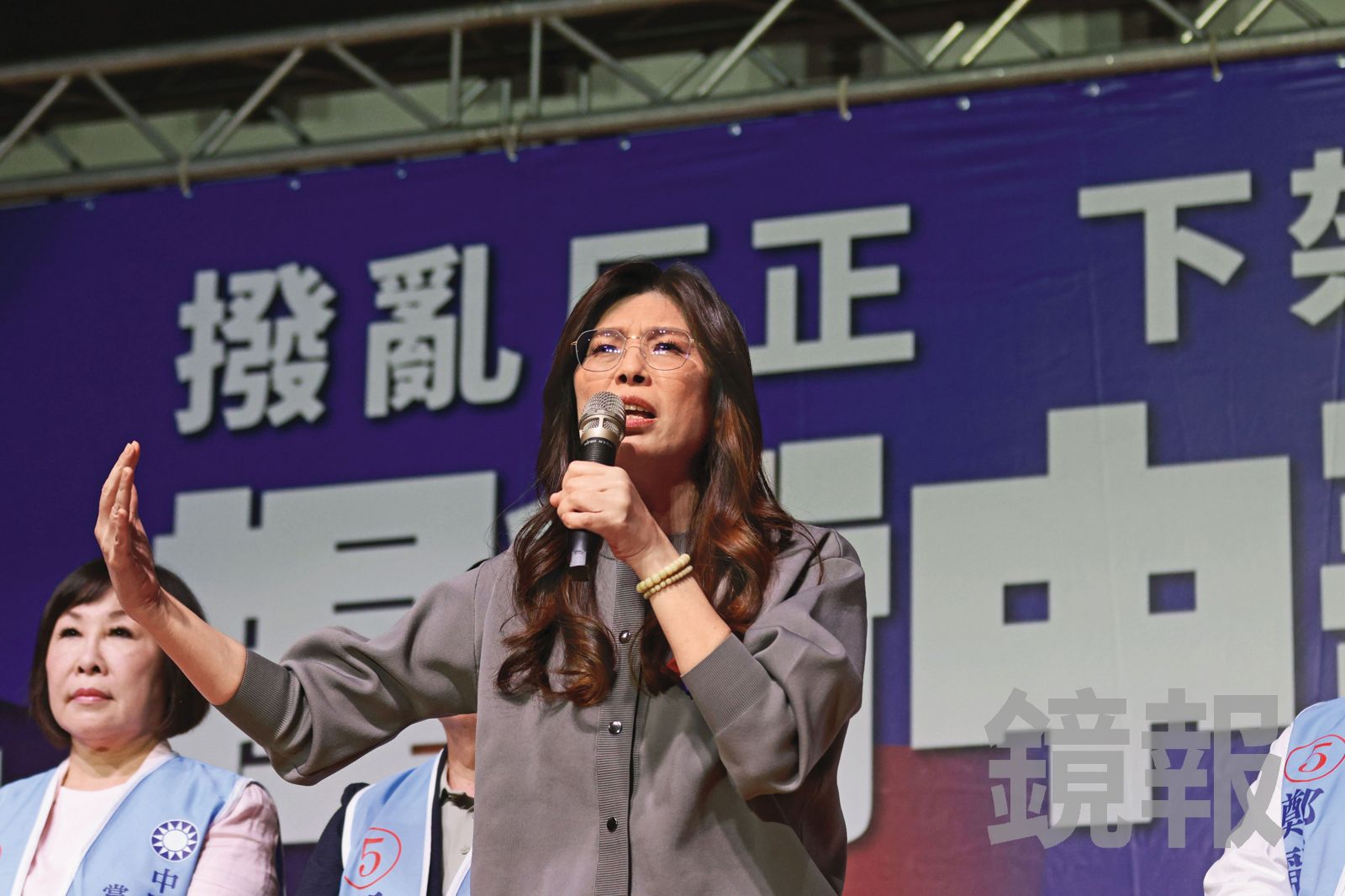 鄭麗文不只獲黨內親中派支持，連網路社群都出現境外勢力支持。（圖／鏡報劉耀勻）