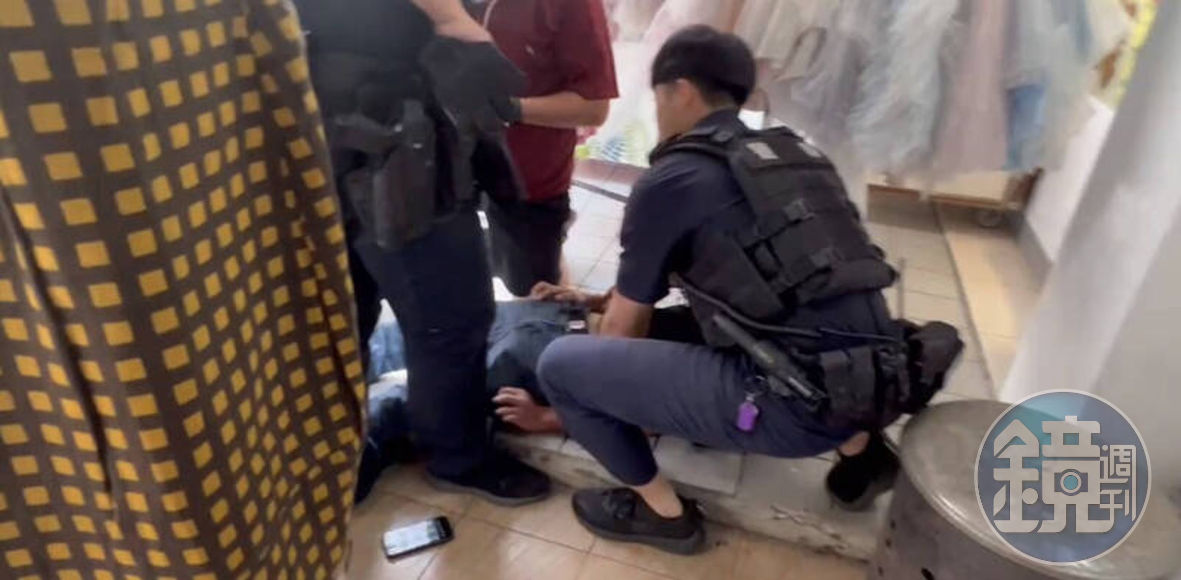 眾人先壓制搶劫銀樓金項鍊的少年，警方隨即趕到，接手將少年回派出所偵辦。（讀者提供）