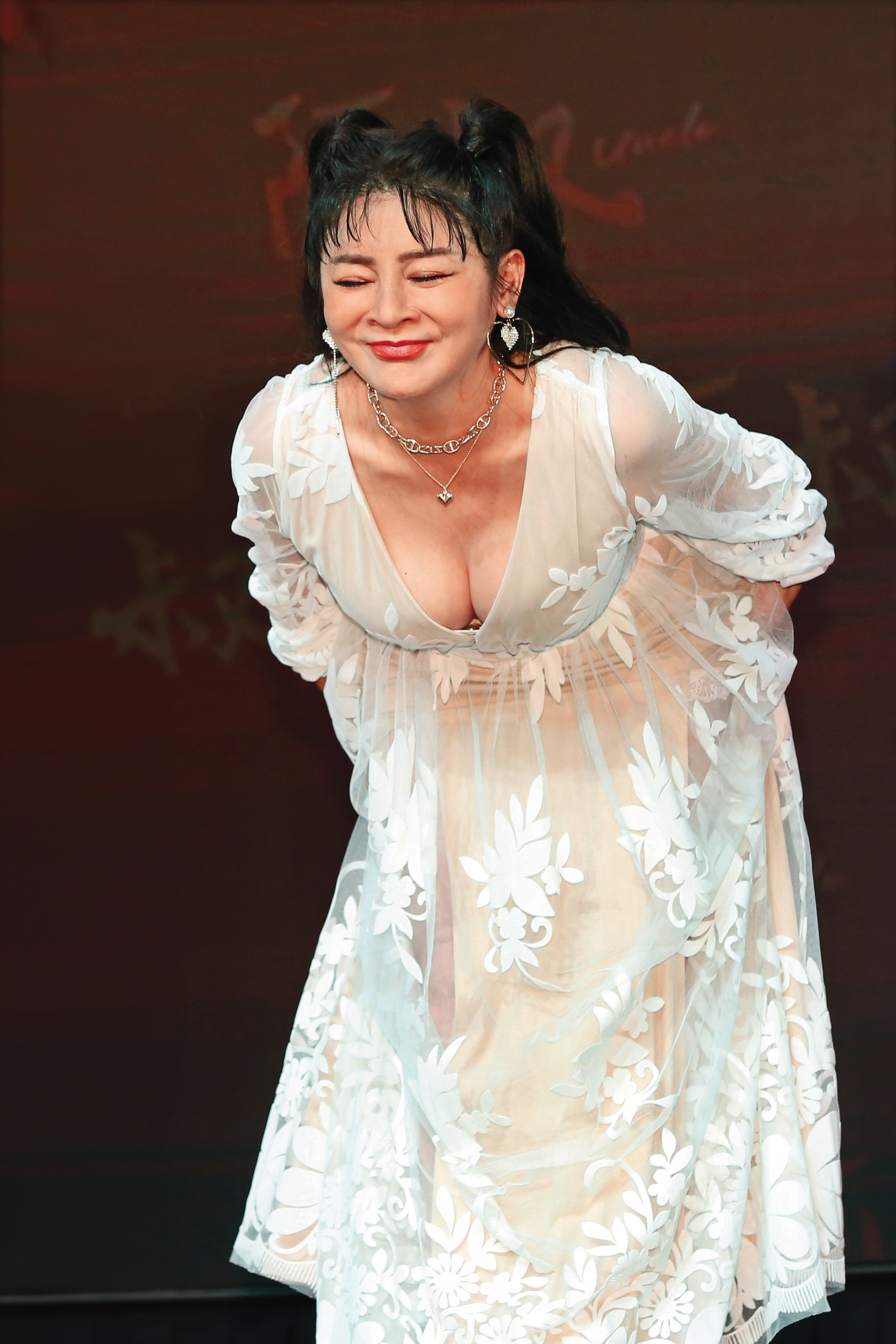 王彩樺不只穿了深V禮服，還「自導自演」彎腰讓攝影取景，小編看了突然有點暈…（扶牆） 