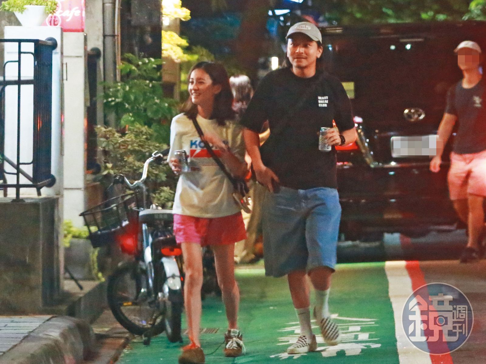 楊銘威（右）拍戲期間，和陳意涵（左）現身街頭