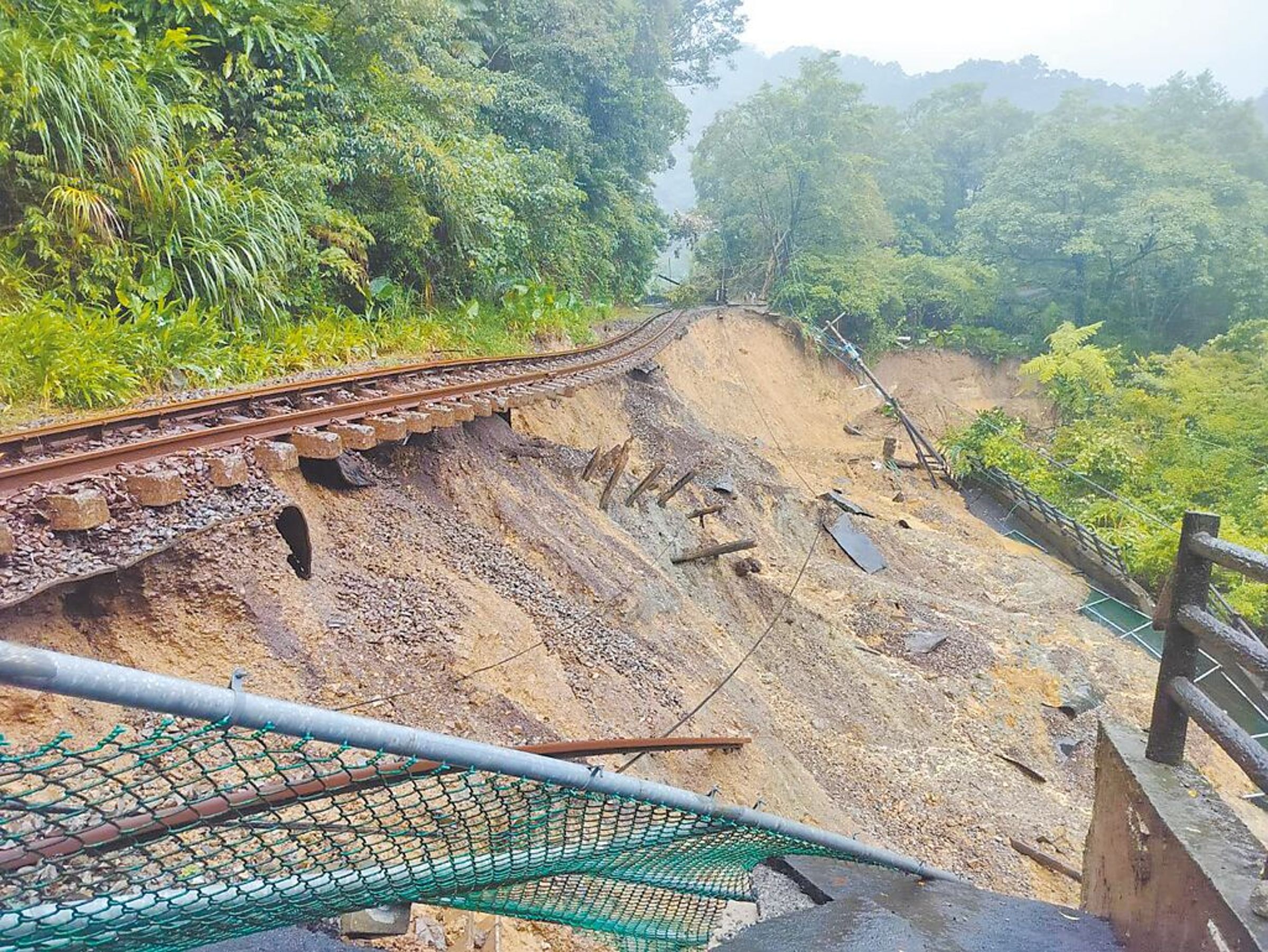 台鐵平溪線路基遭掏空流失約100公尺。（新北市瑞芳警分局提供）