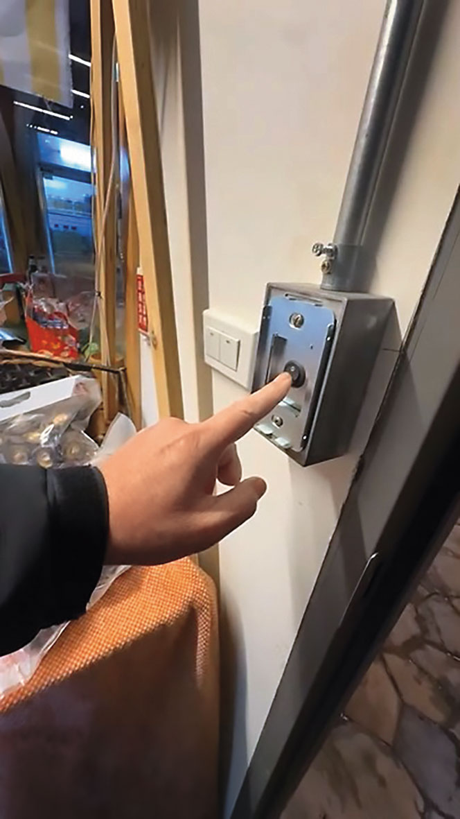 根據店主所拍攝的影片顯示,設在店家內的消防手動排煙開關完全無法運作。(讀者提供)
