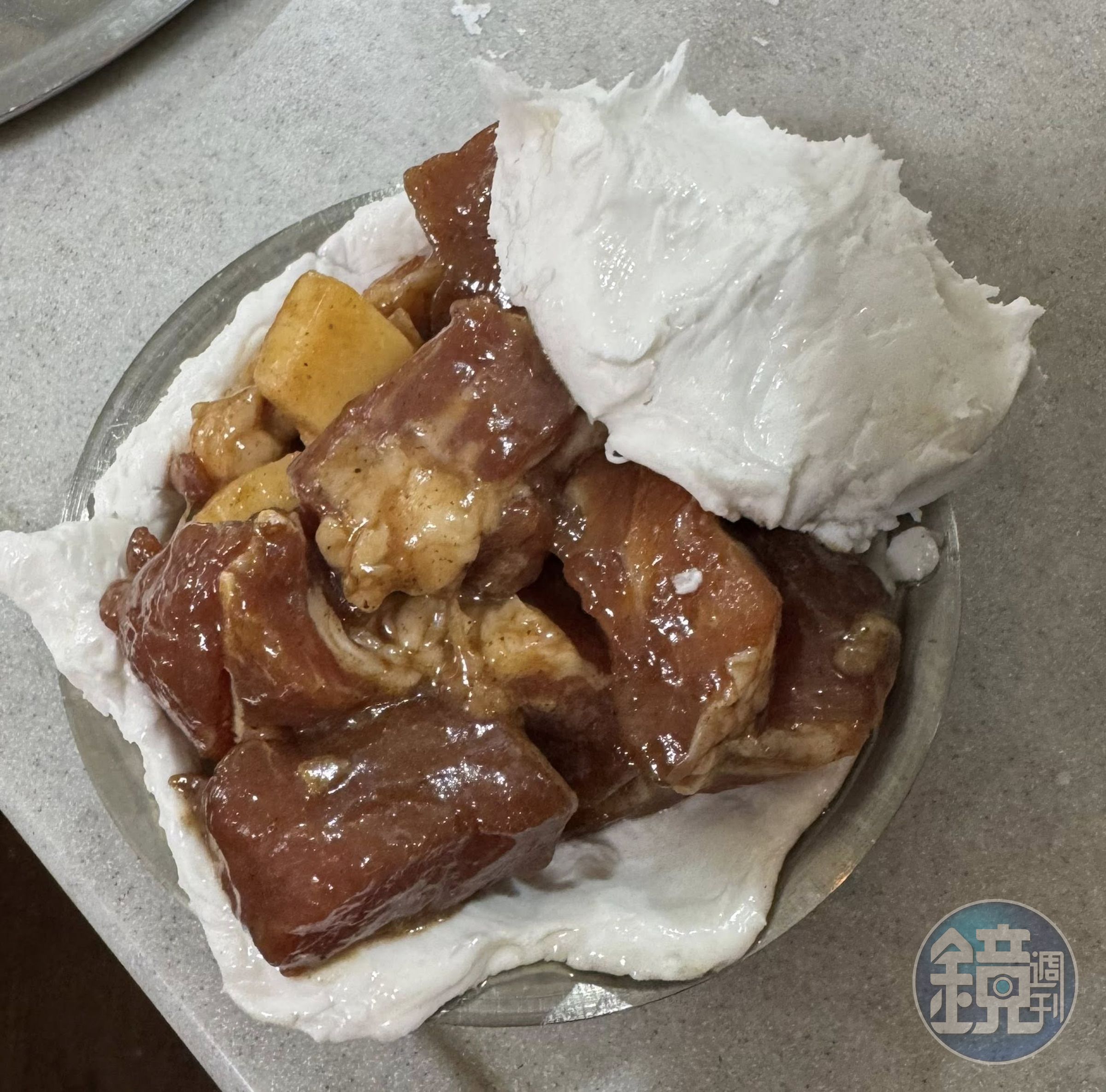 挖一團粉漿鋪在肉餡上。