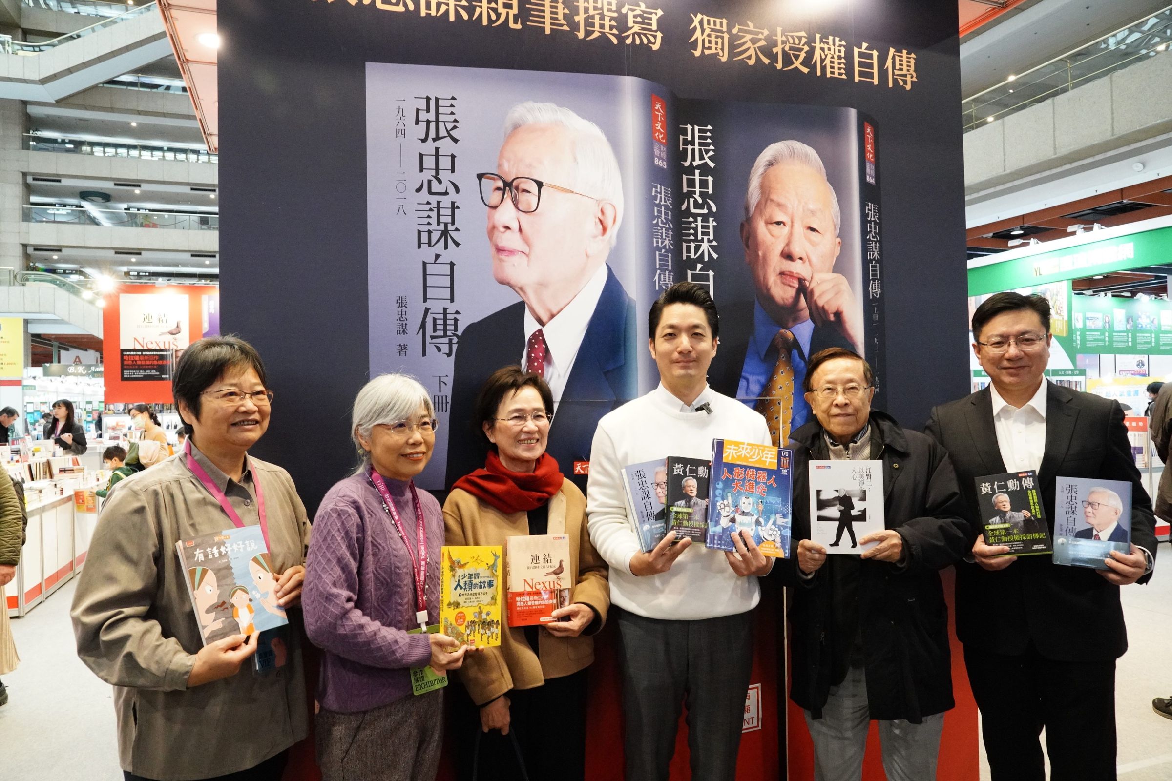 蔣萬安特別選購《張忠謀自傳全集》。(北市府提供)