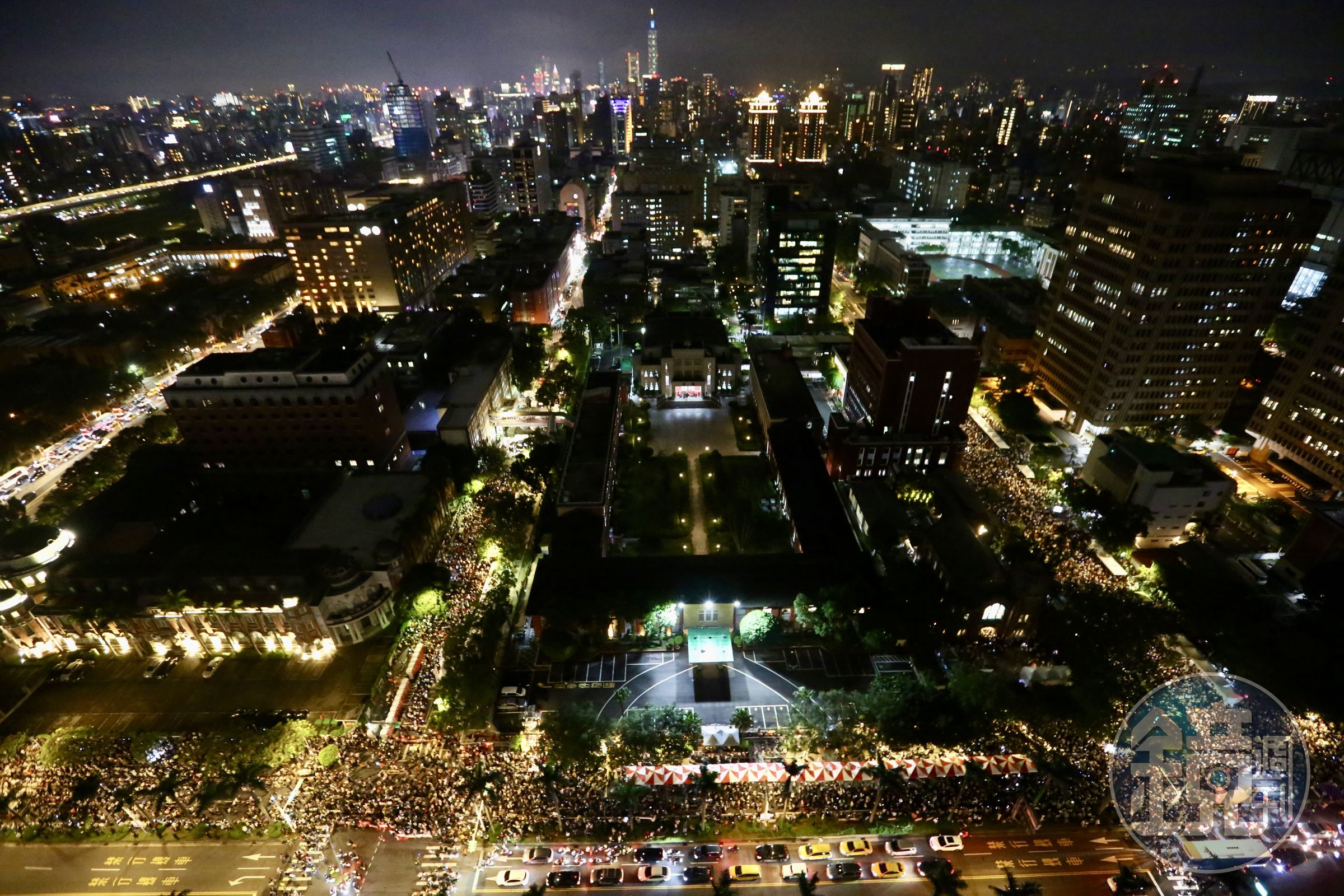 不只立法院內精彩,場外也聚集了8萬民眾抗議反黑箱、反擴權。