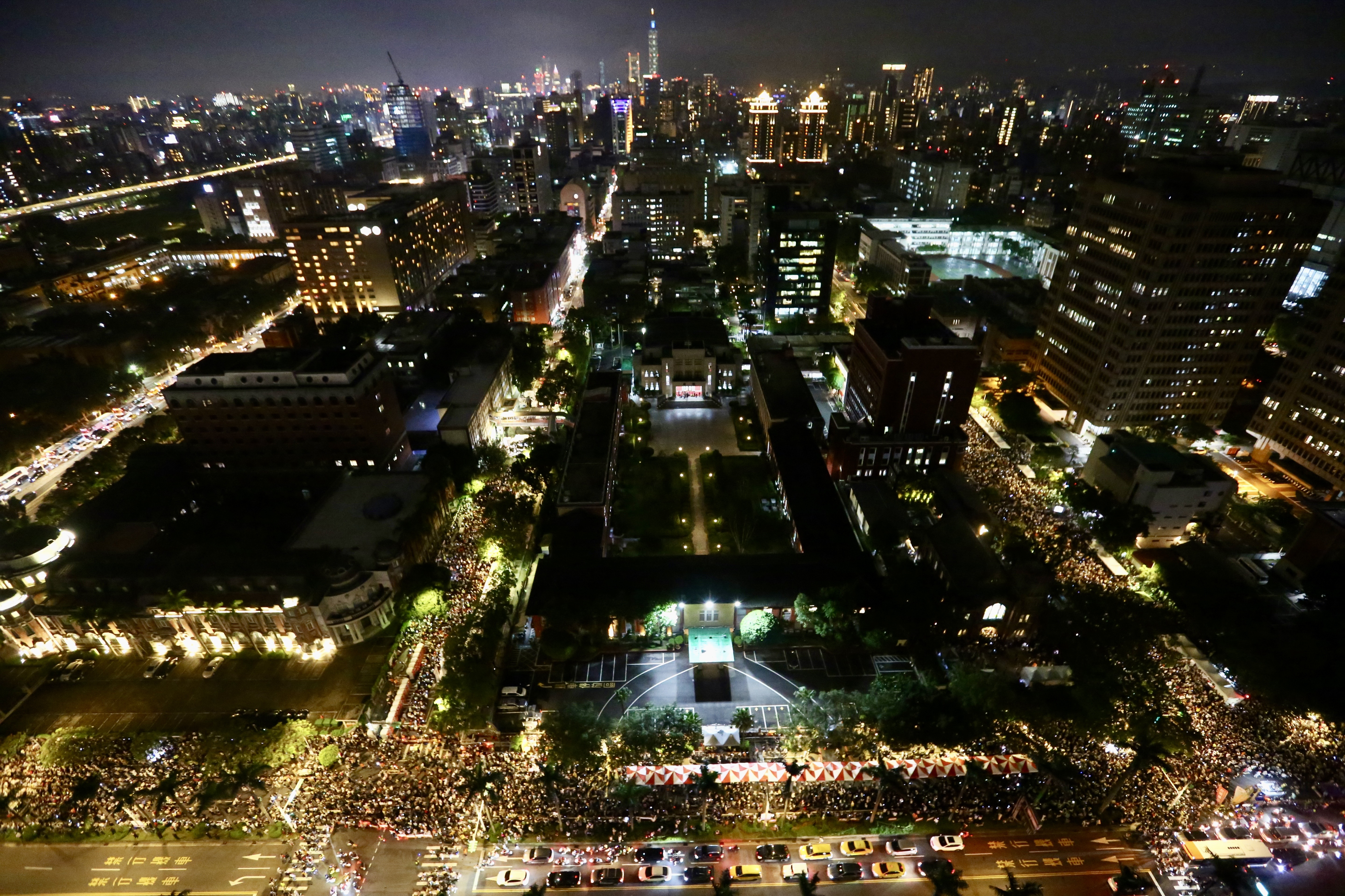 不只立法院內精彩,場外也聚集了8萬民眾抗議反黑箱、反擴權。
