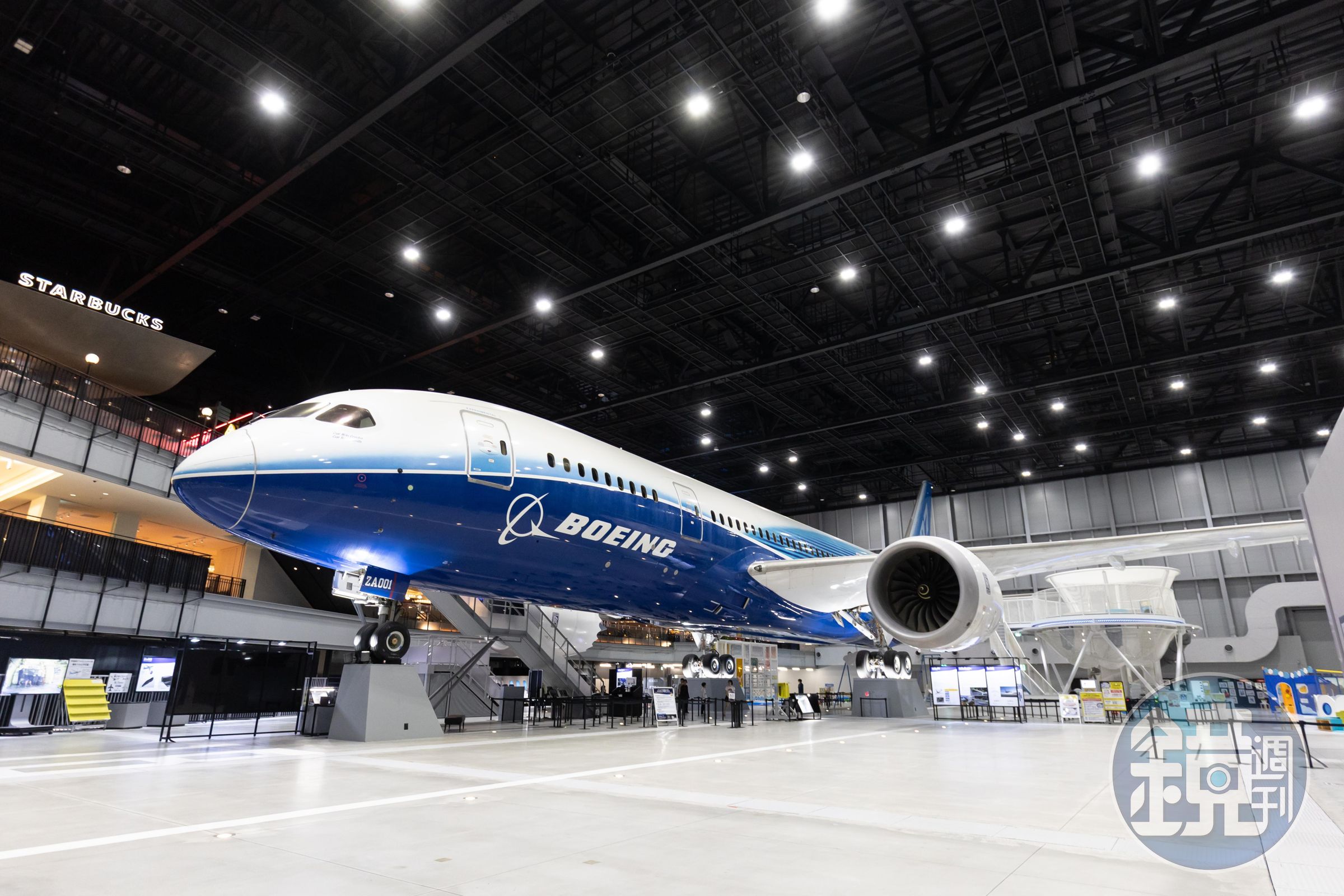 近距離站在機身下方，更能感受波音787長達57公尺長的龐大機身。