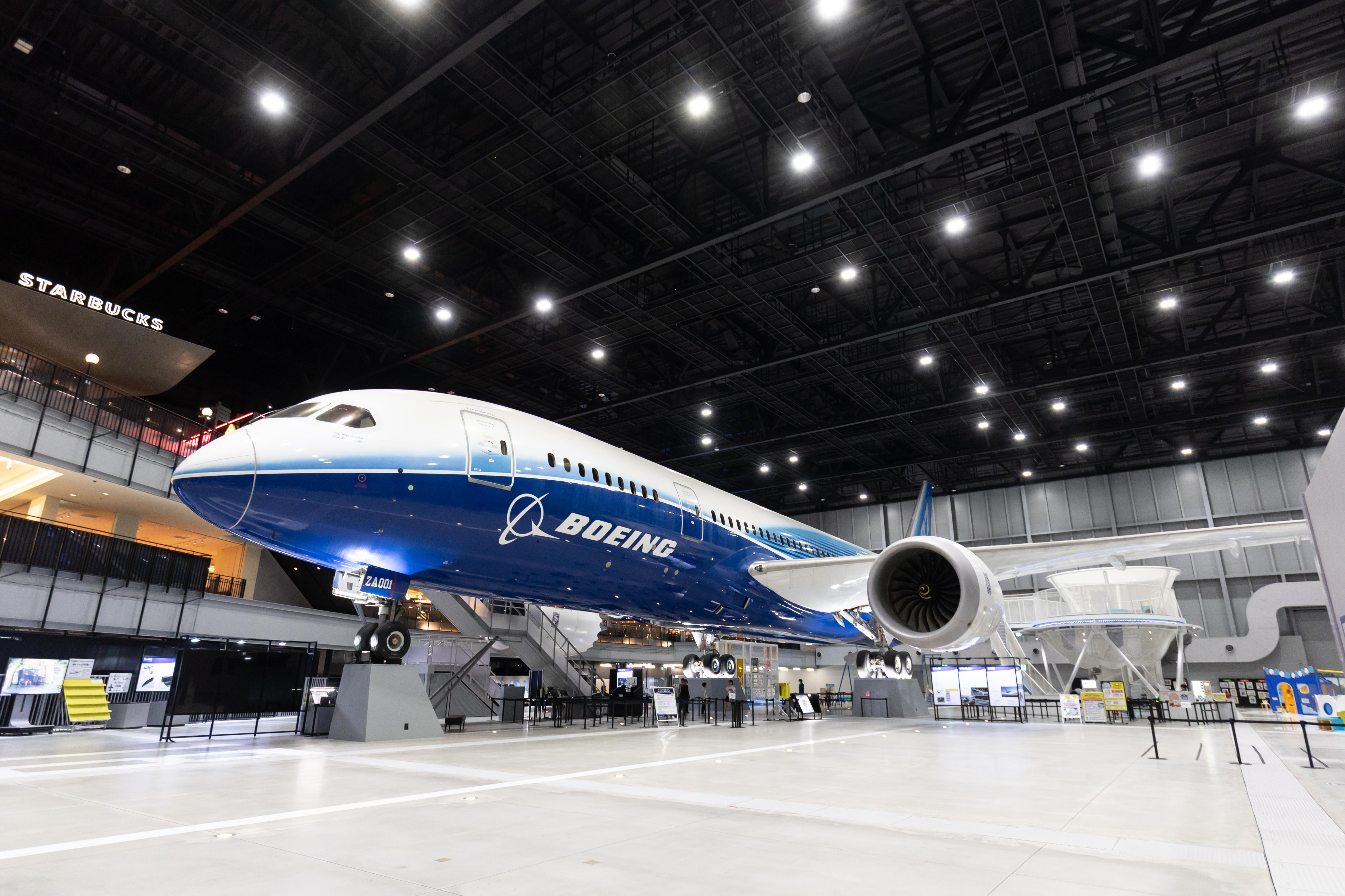 近距離站在機身下方，更能感受波音787長達57公尺長的龐大機身。
