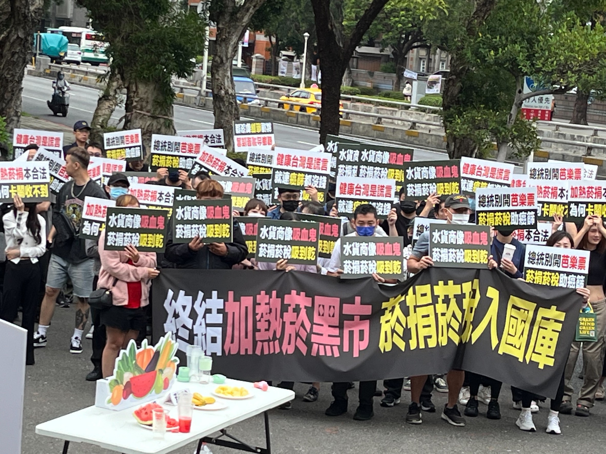 CLEAN AIR大聯盟發起人彭華幹號召數百人到行政院陳情，痛批政府怠惰造成黑市亂象，讓國庫短收鉅額菸捐菸稅。（Clean Air聯盟提供）